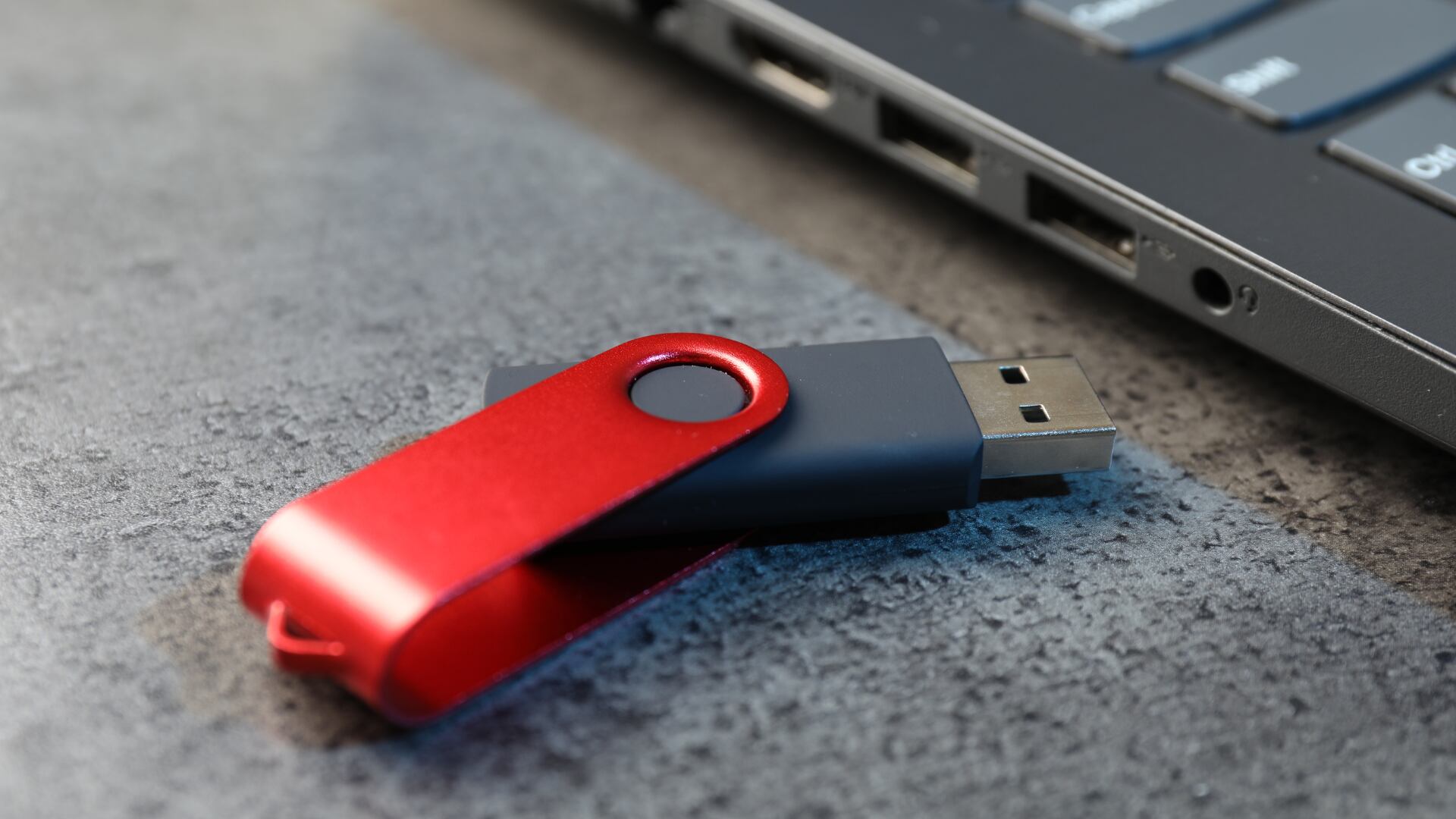 Dispositivos como Google Drive o discos SSD han desplazado al pendrive por su velocidad, capacidad y mayor seguridad de datos.