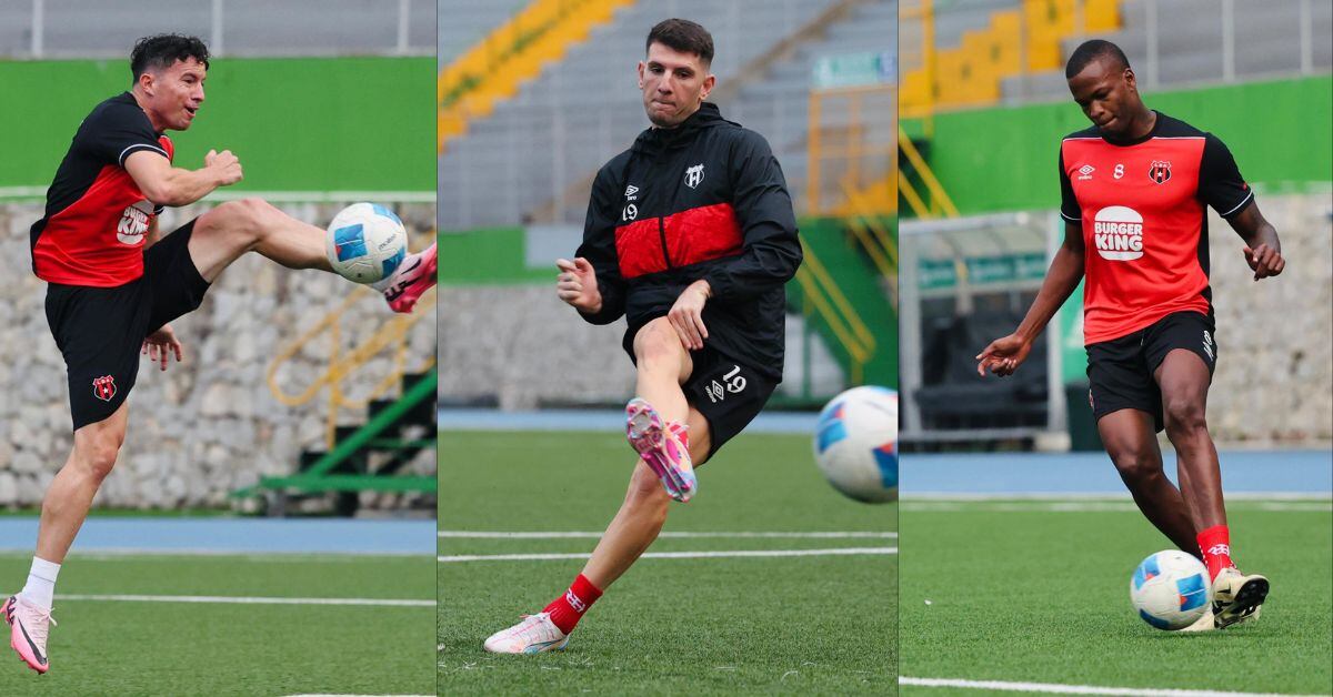 Bryan Oviedo, Alberto Toril y Larry Angulo practican con el balón en la gramilla sintética del Estadio Cementos Progreso, en Ciudad de Guatemala.