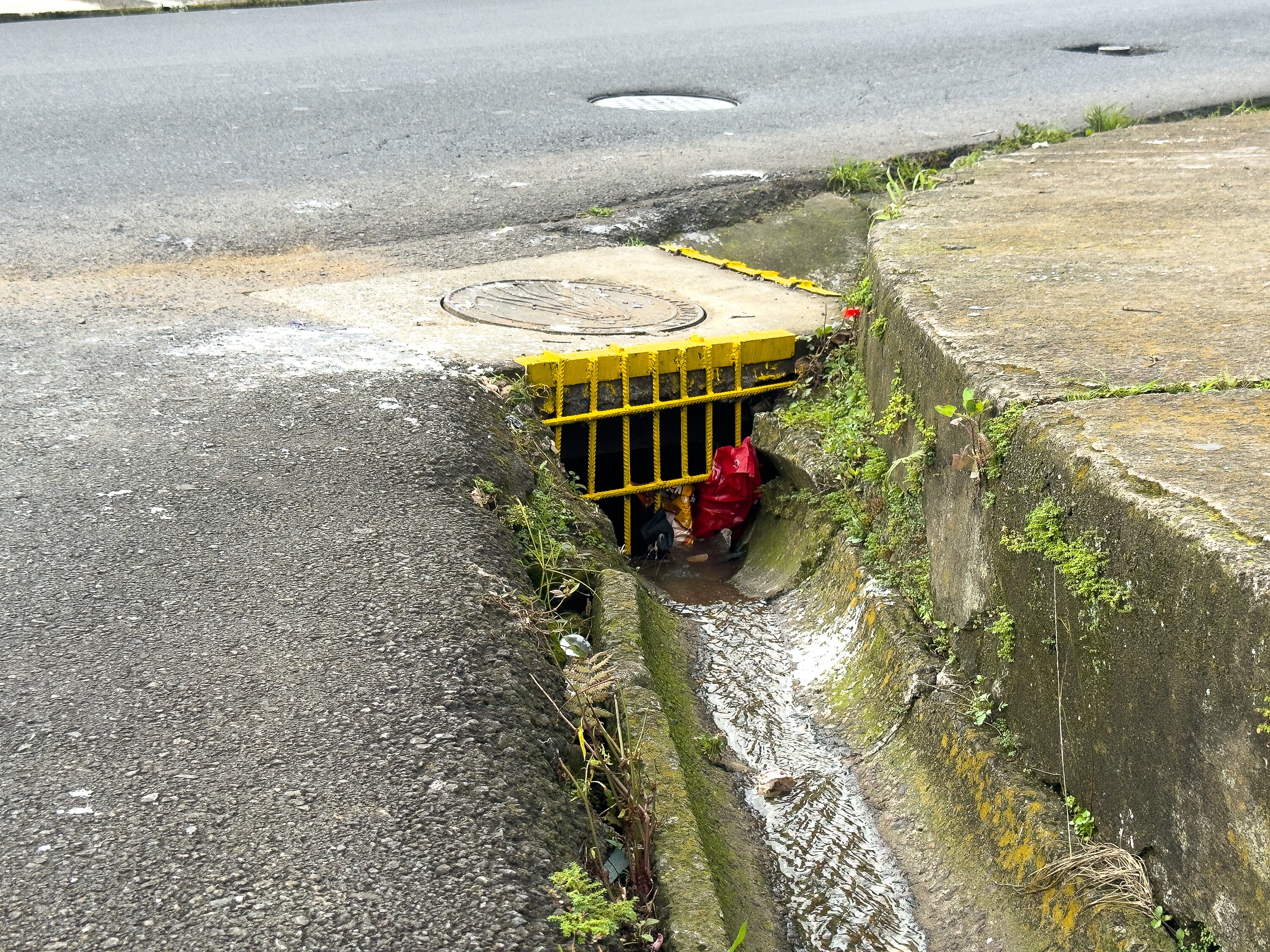 03/10/2025, San José, Guadalupe, Purral, fotografía de la alcantarilla donde cayó el niño de 5 años llamado Leandro Mangas, y que todavía no ha sido encontrado. Ya en dichas alcantarillas pusieron rejas para evitar futuros accidentes.