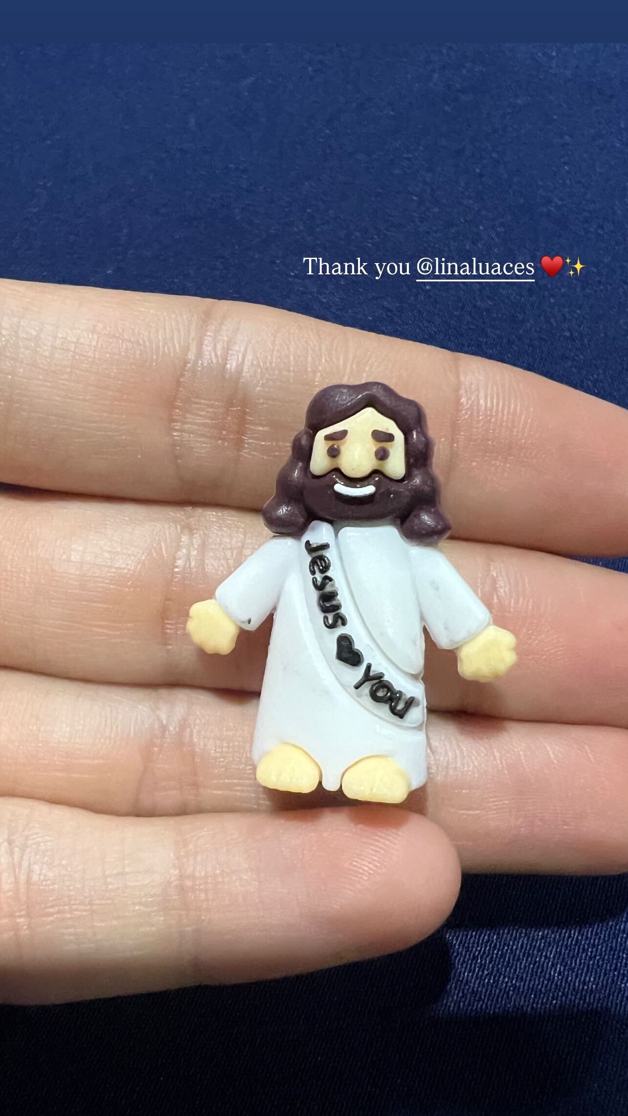 La cubana Lina Luaces le entregó este obsequio a Mahyla Roth.