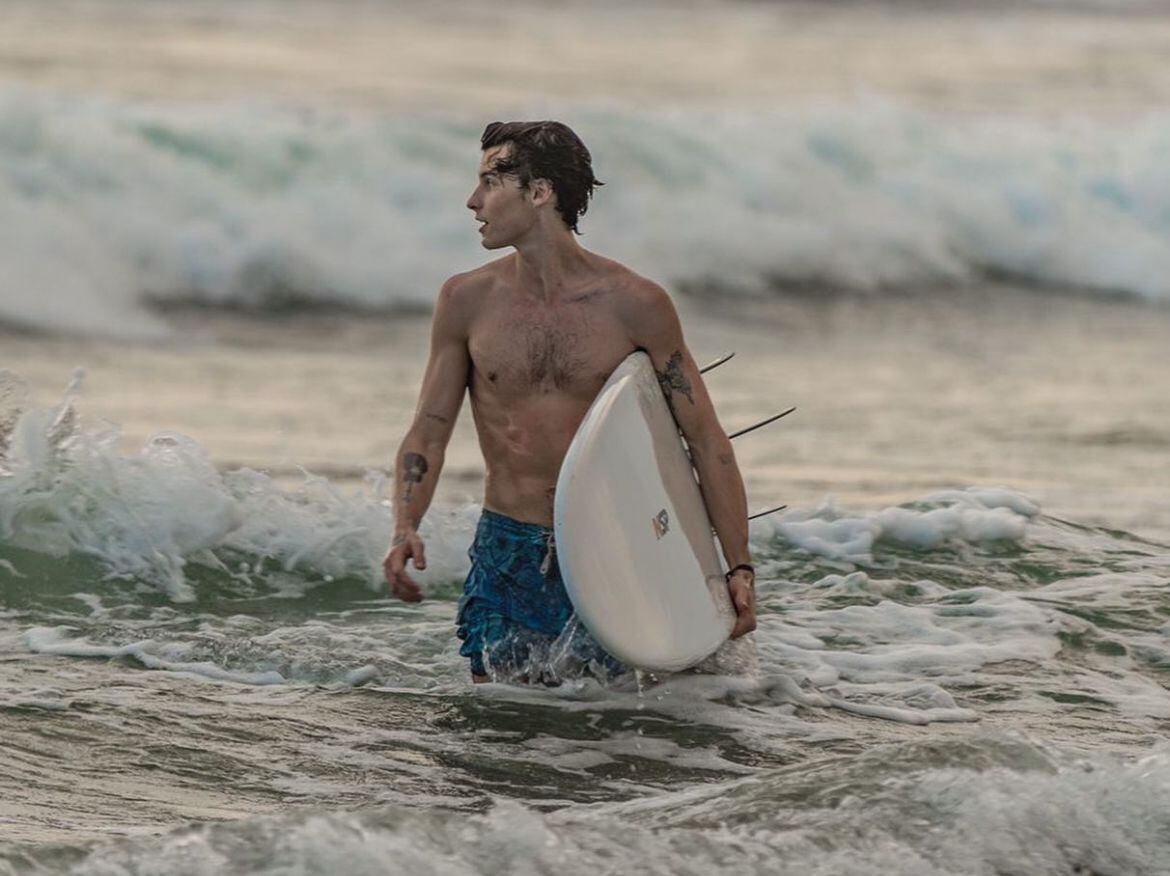 Imágenes del cantante canadiense Shawn Mendes en concierto y también disfrutando de las playas de Costa Rica.