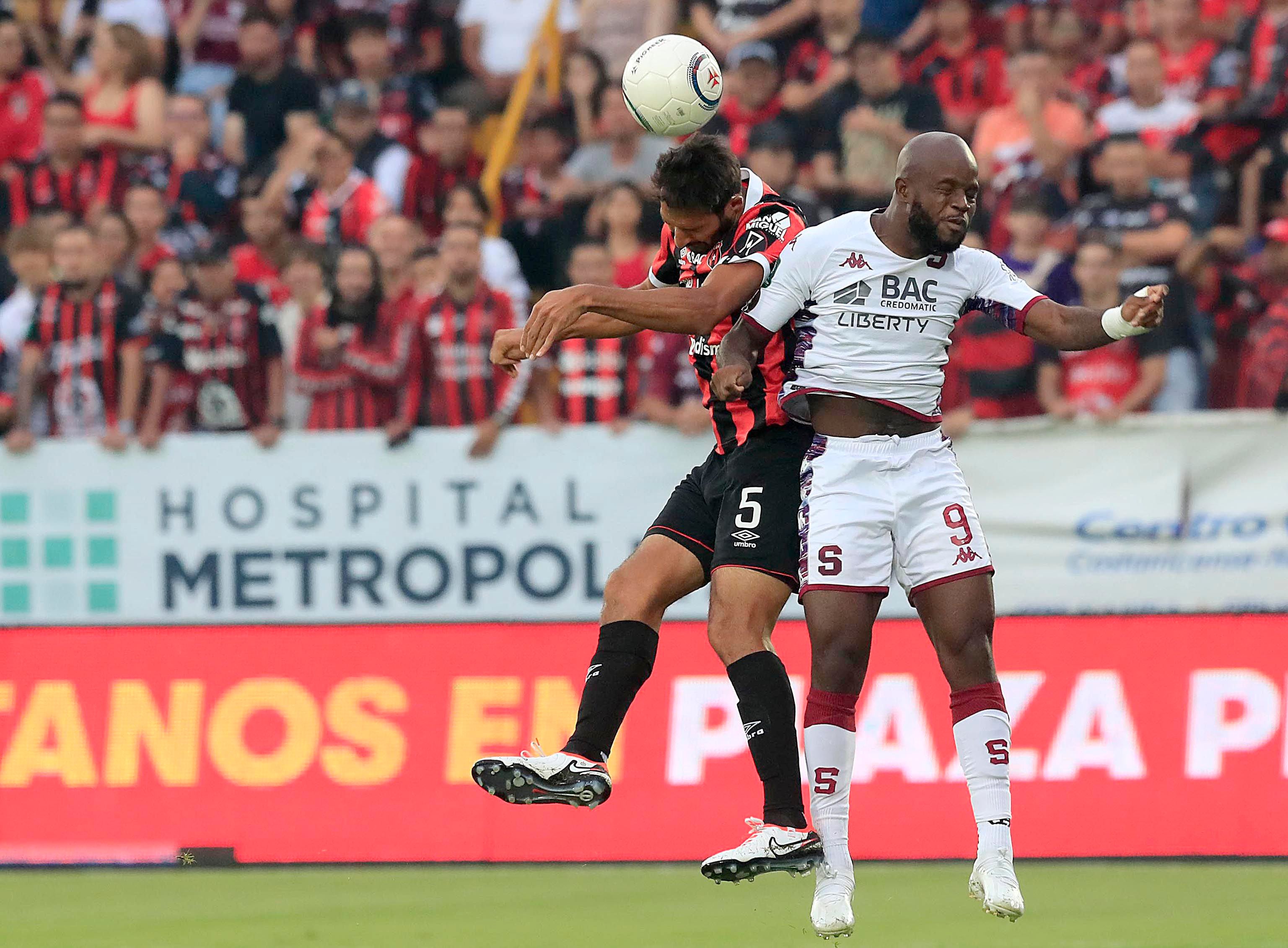 Nueva versión del Clásico Nacional entre Alajuelense vs. Saprissa. En la cancha se verán las caras Fidel Escobar y Joel Campbell, Celso Borges y Javon East. Será además el primer duelo entre los técnicos Vladimir Quesada y Alexandre Guimaraes, aunque el primero no podrá estar en el banquillo por sanción. Foto: Rafael Pacheco Granados