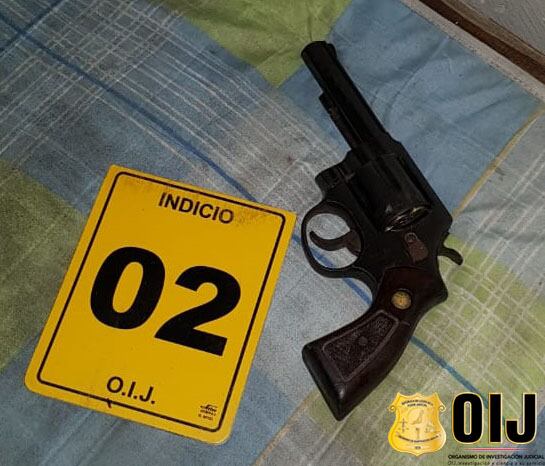 Arma decomisada en allanamientos por drogas en Batán. Foto OIJ.