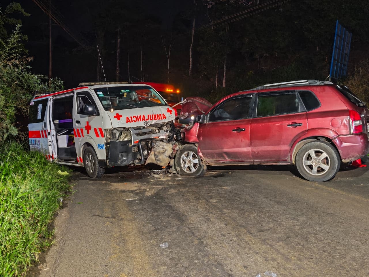 Así quedó la escena tras el choque entre una ambulancia y un vehículo liviano.