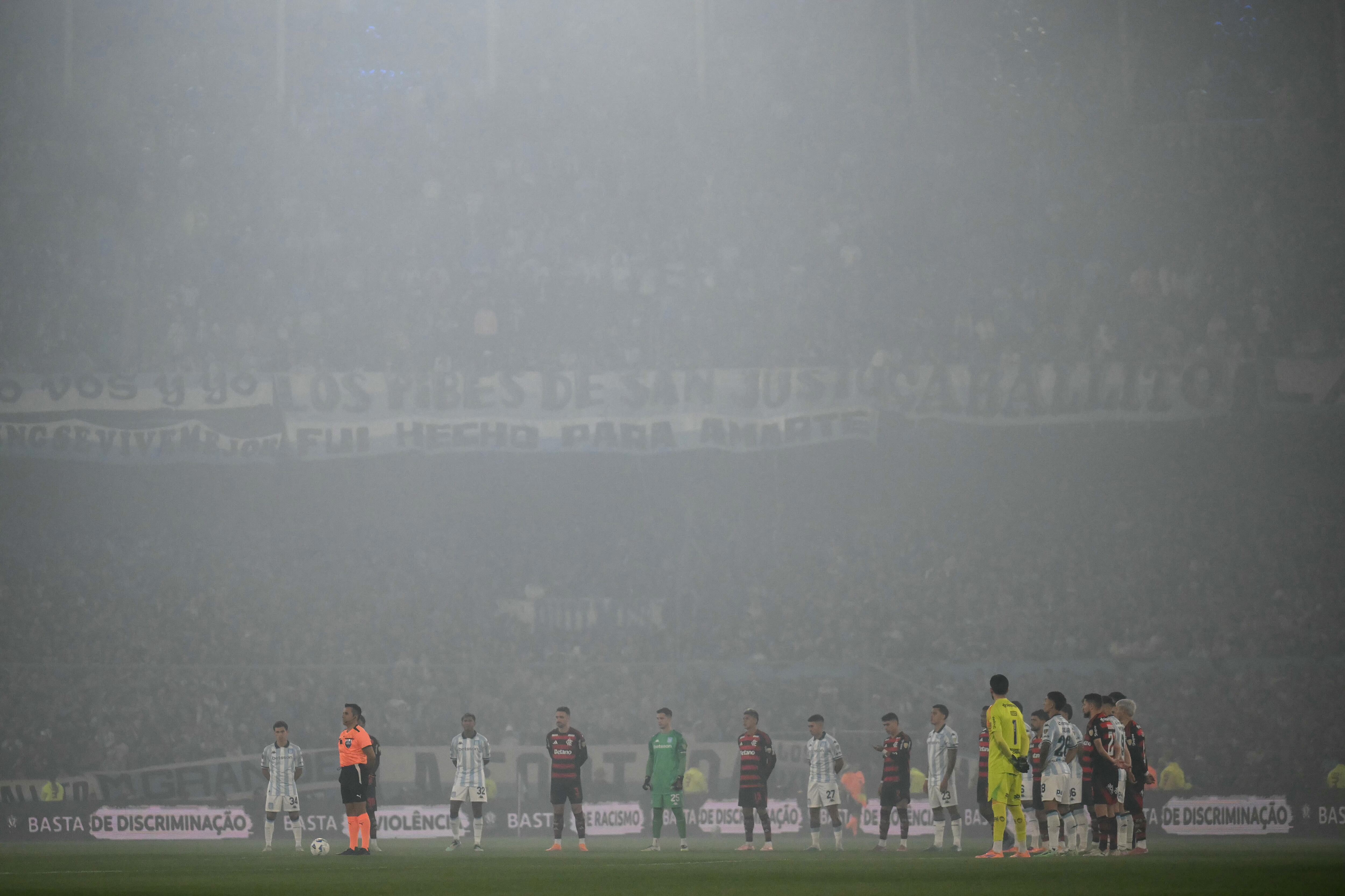 Jugadores de Racing y Flamengo participaron en un breve acto en contra del racismo, antes del partido por la Copa Libertadores. En ese momento el estadio Cilindro todavía estaba lleno de humo.