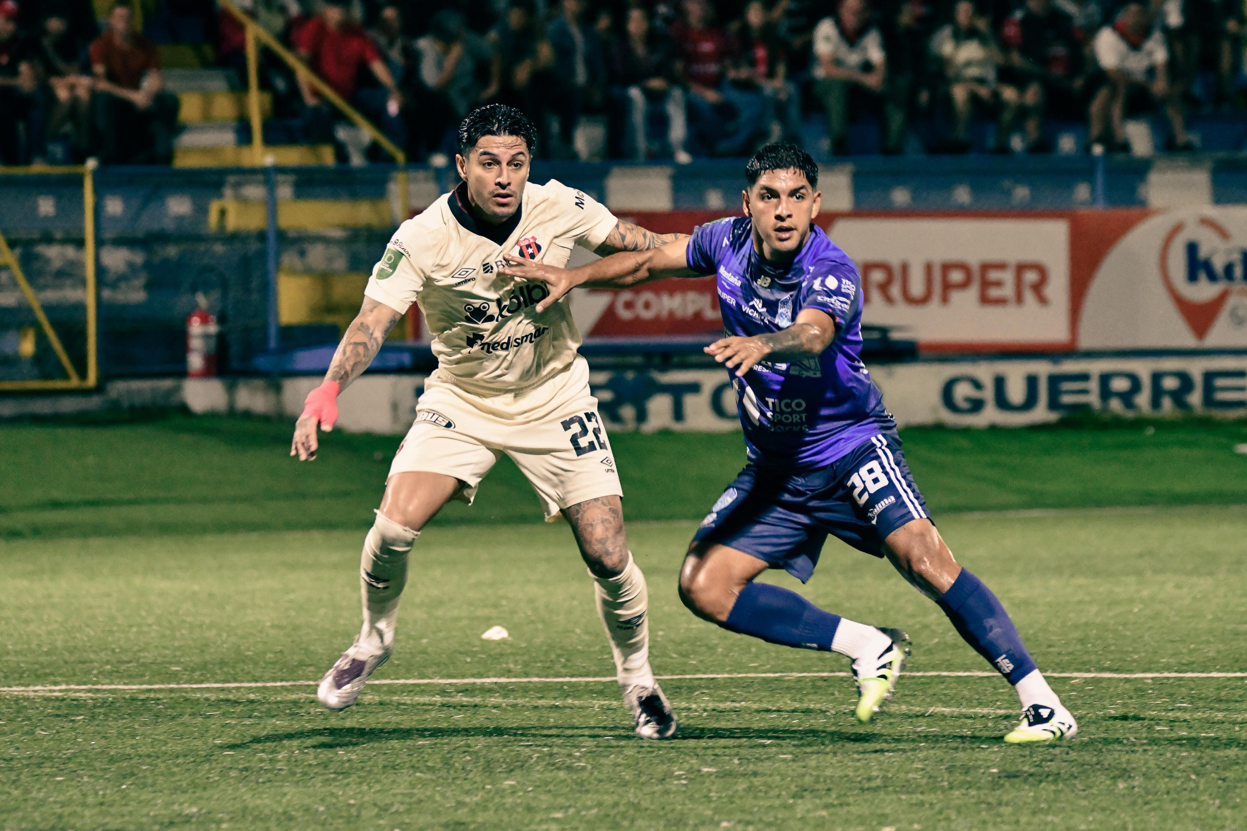 Rónald Matarrita y Eduardo Pastrana protagonizan un duelo particular en el partido entre Pérez Zeledón y Liga Deportiva Alajuelense.