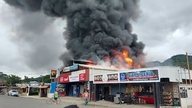 Bomberos atiende enorme incendio en supermercado en Quebrada Ganado