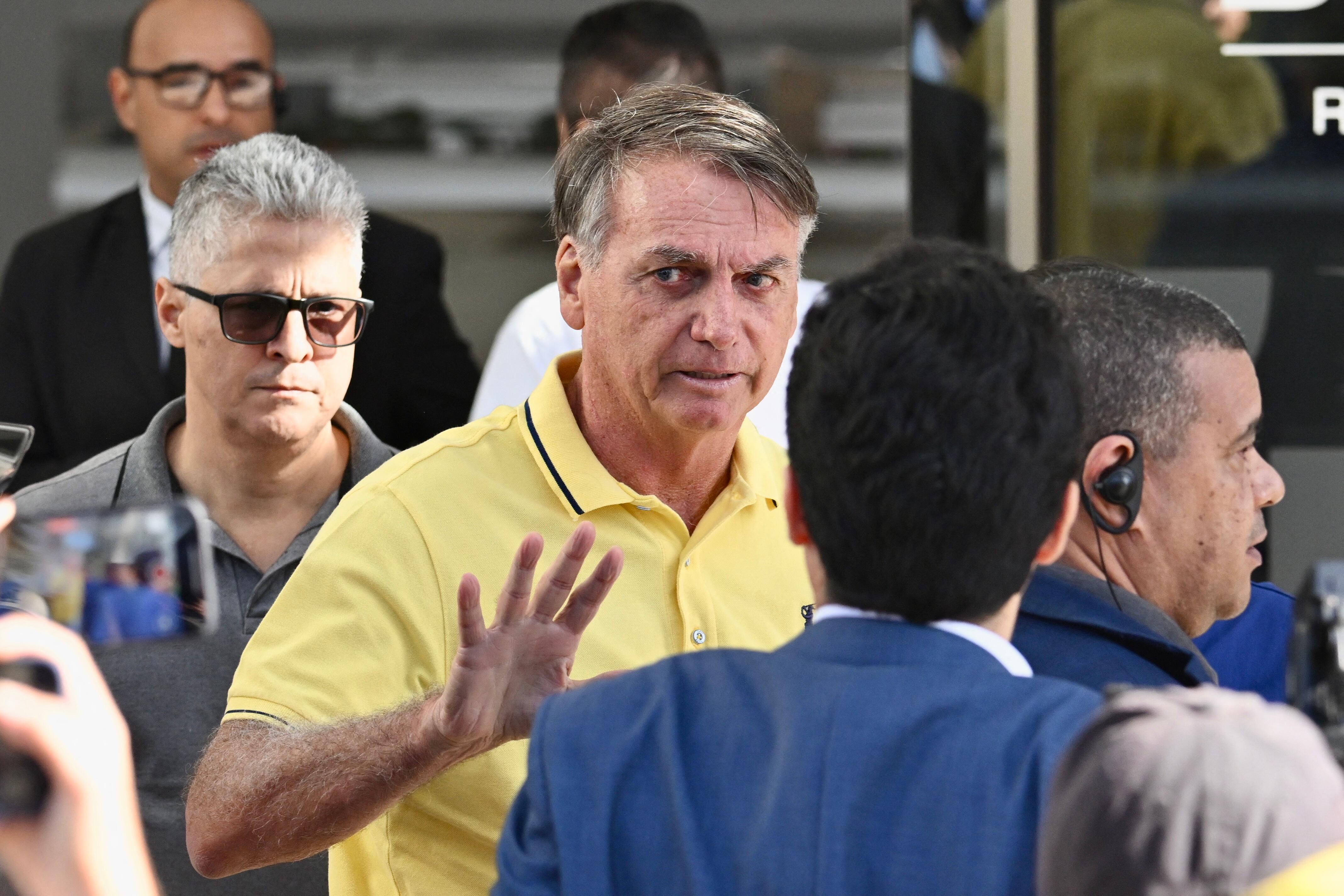 El expresidente brasileño Jair Bolsonaro frente a simpatizantes a su llegada para someterse a pruebas médicas en el hospital DF Star de Brasilia el pasado 16 de agosto. Fotografía:
