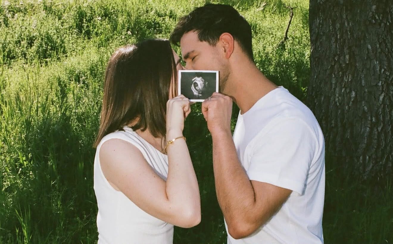 La pareja anunció la dulce espera el 26 de marzo de 2026 mediante una publicación conjunta en Instagram.