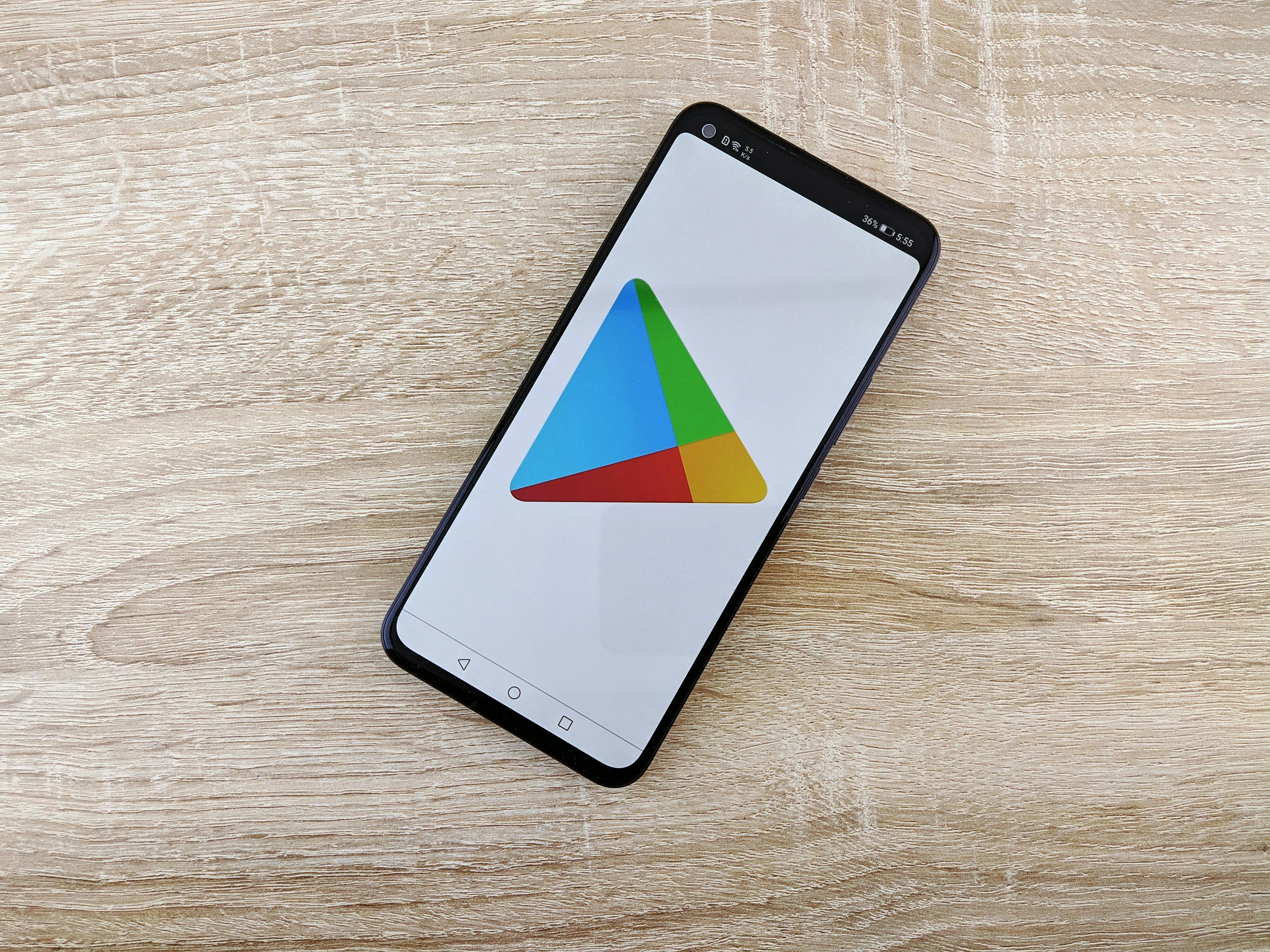 Interfaz de la Play Store de Google mostrando una nueva alerta sobre aplicaciones de baja calidad, destacando métricas como usuarios activos y tasa de desinstalación.