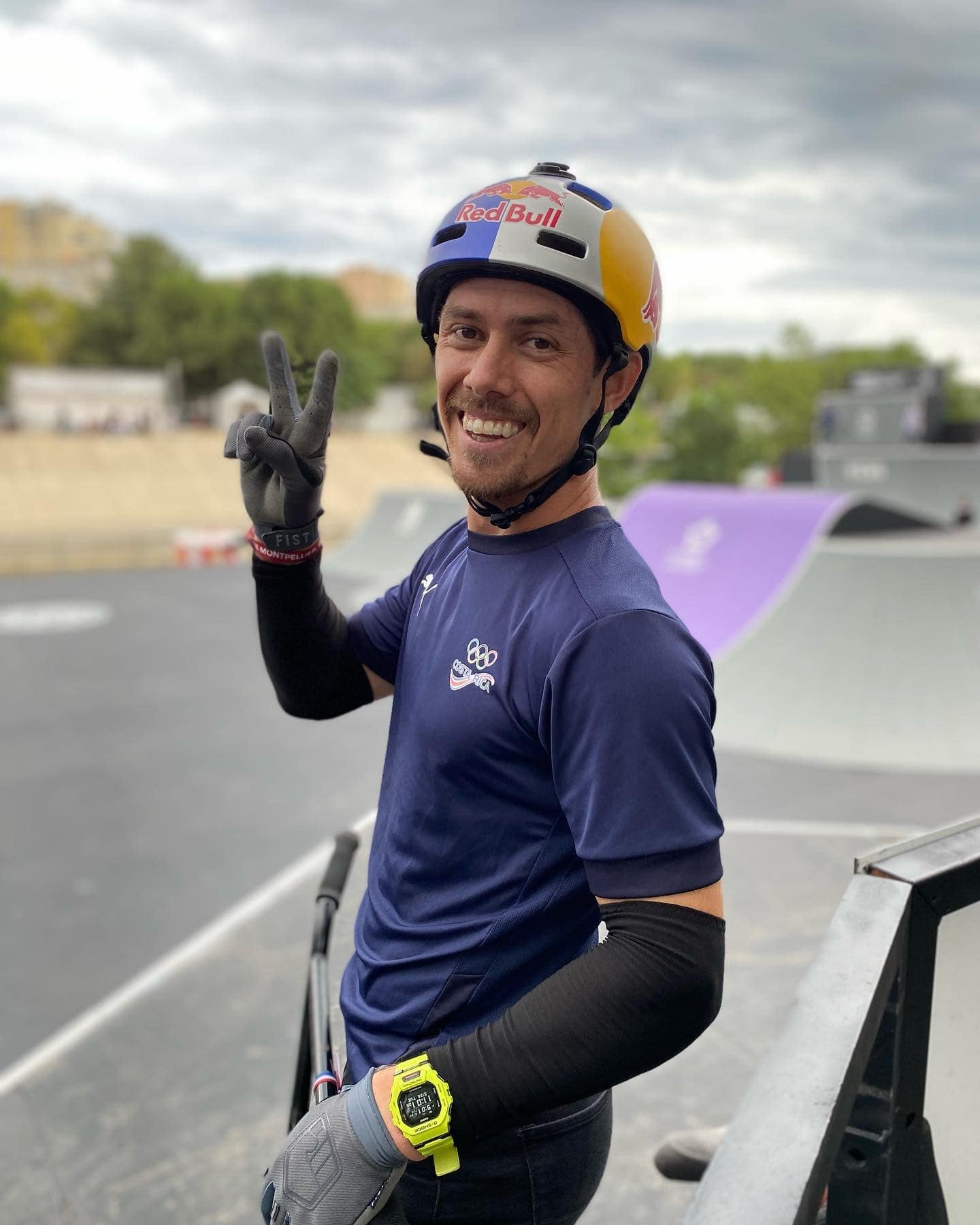 El ciclista costarricense Kenneth Tencio haciendo un truco sobre su bicicleta.