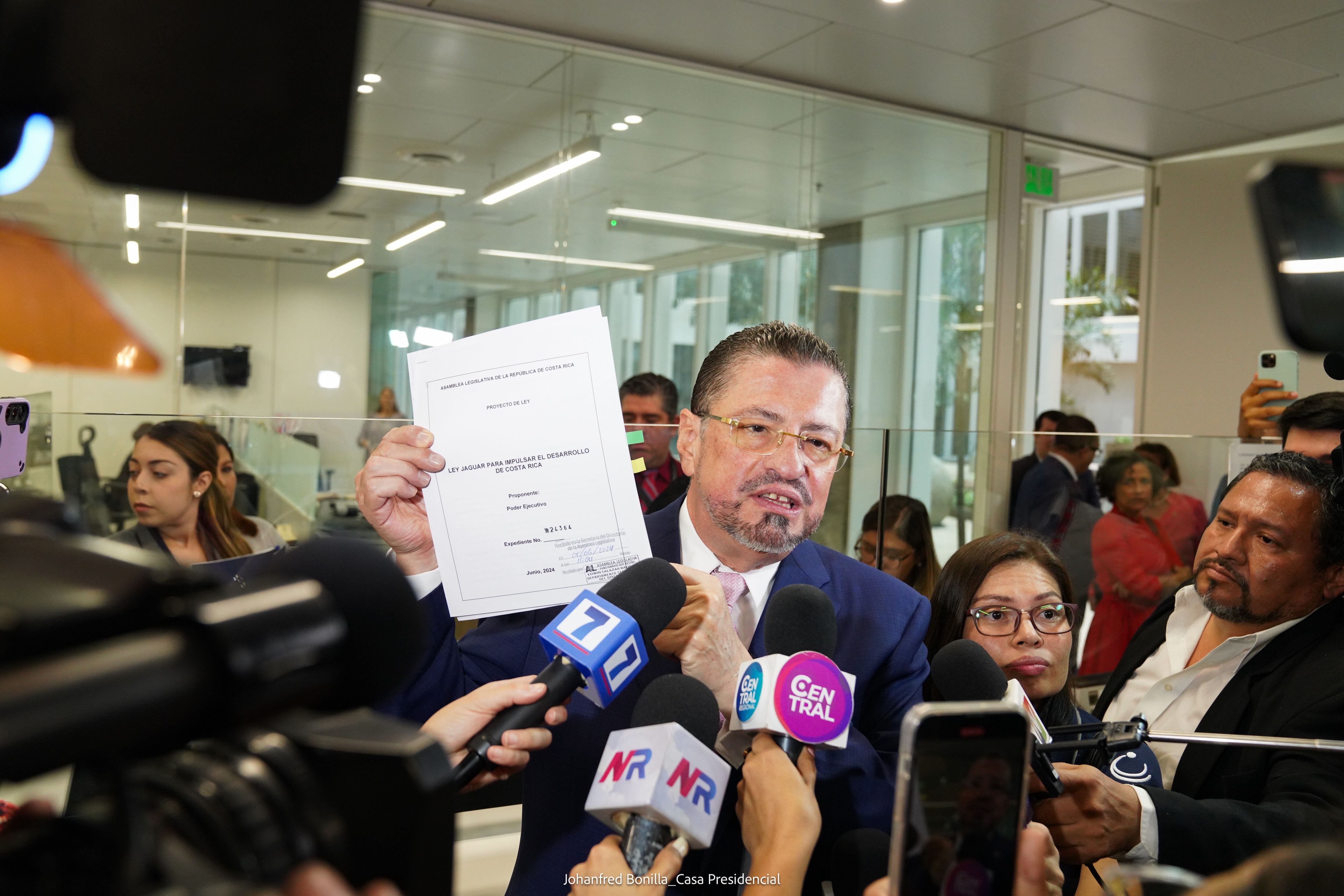 Rodrigo Chaves, presidente de Costa Rica, sosteniendo el proyecto de Ley Jaguar mientras habla con periodistas tras la decisión del TSE de archivar los referéndums relacionados con este y otros proyectos.
