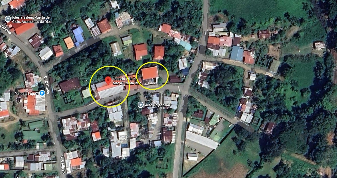 Detalle de las edificaciones donde operó la Escuela de Villa del Mar 1 en Limón sobre dos propiedades vinculadas al Cartel del Caribe Sur que era liderado por los hermanos Luis Manuel Picado Urijalba (alias "Shock") y Kevin Picado Urijalba (alias "Noni").