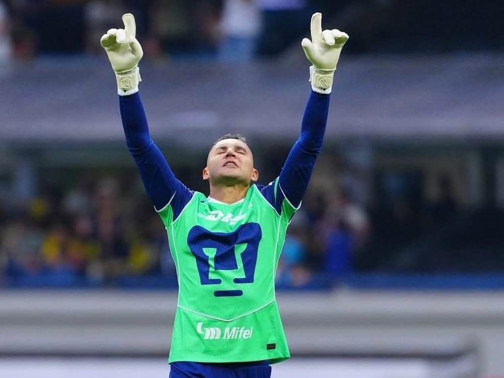 Keylor Navas celebró el segundo gol de Pumas con mucha pasión desde su marco.