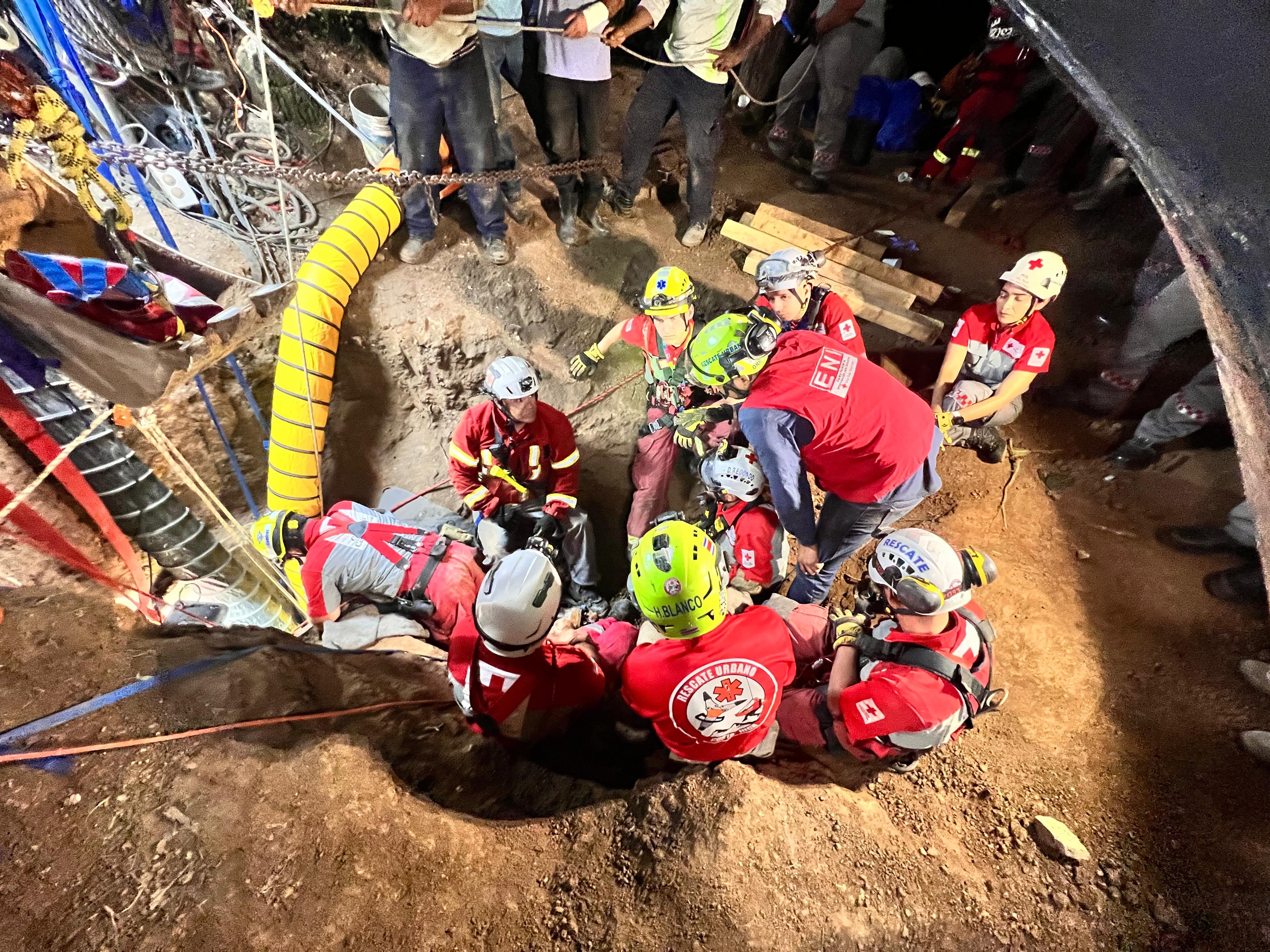 Extenuantes labores del personal especializado en rescates, permitieron salvar la vida del hombre que quedó 16 horas en el oscuro ducto. Foto: Cortesía Cruz Roja.