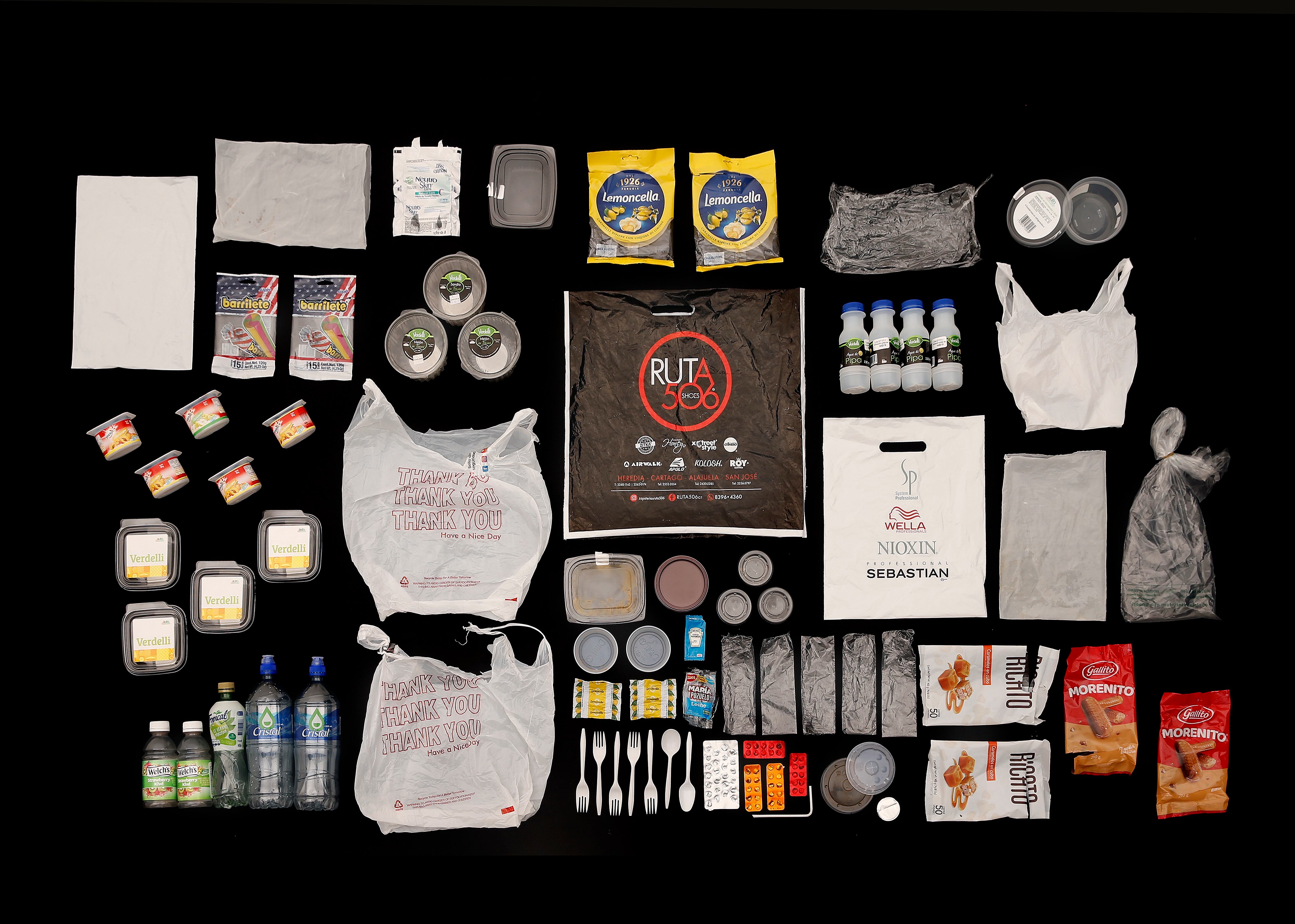 Norberto, de 63 años, acumuló 75 piezas de plástico de un solo uso en el #PlásticoChallengeLN. Foto: Albert Marín / La Nación - Periodismo de soluciones.