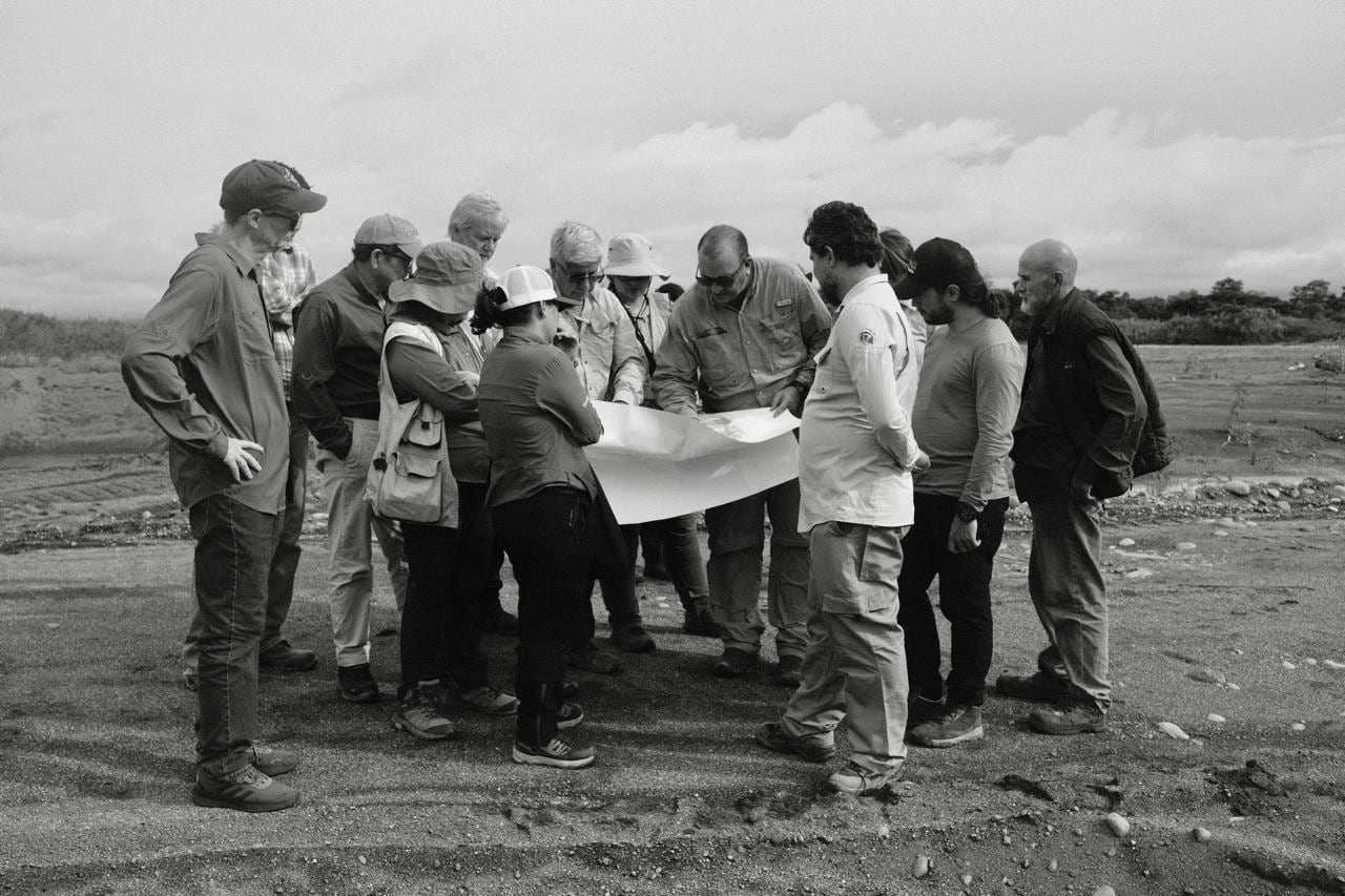 Geólogos analizan mapa en el Caribe norte
