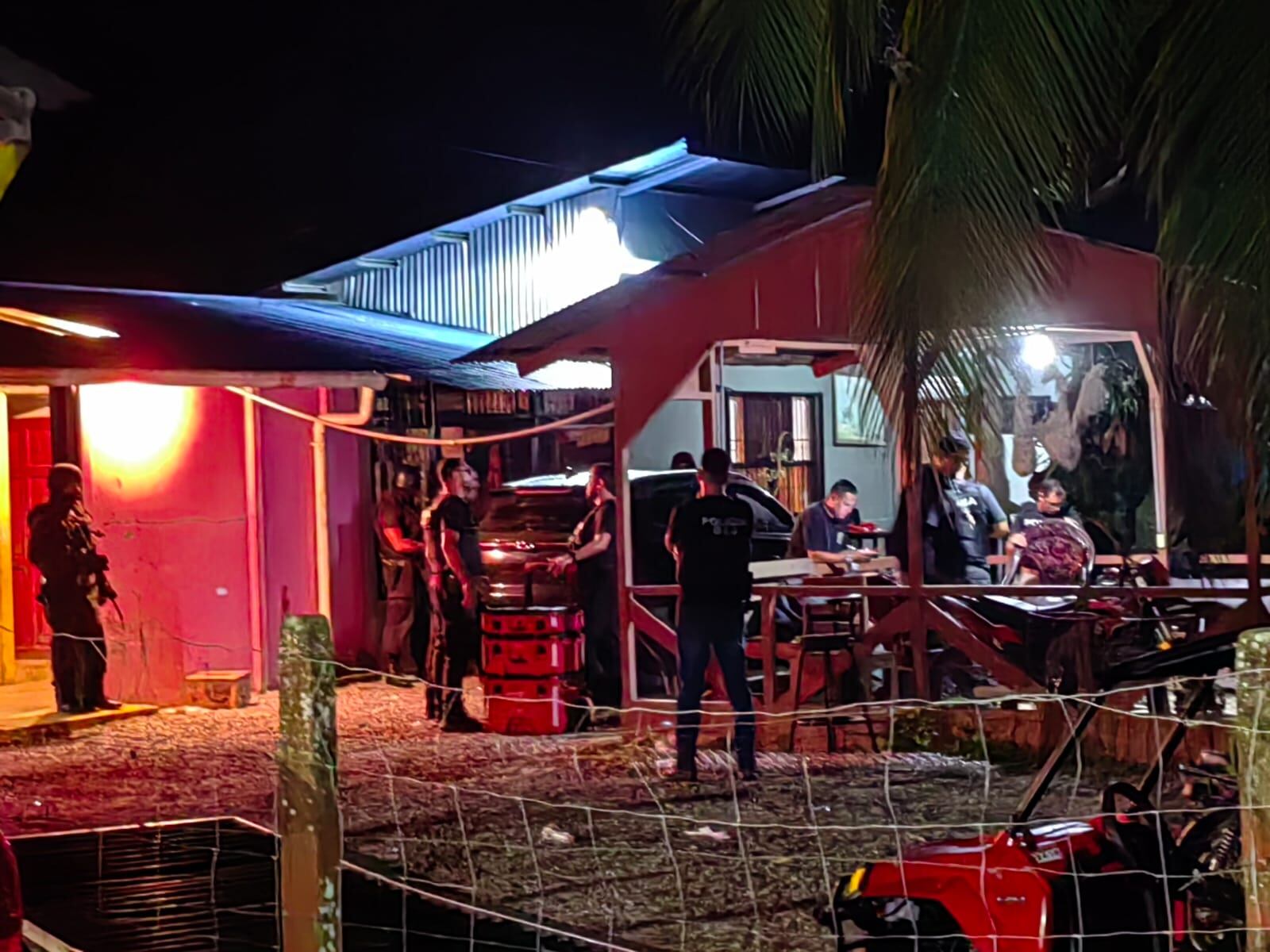 En uno de los operativos más fuertes de las autoridades en Matina, Siquirres y Valle La Estrella, se detuvo a 25 personas por sicariato y narco, entre ellos cinco menores y seis mujeres. Foto: Reiner Montero.