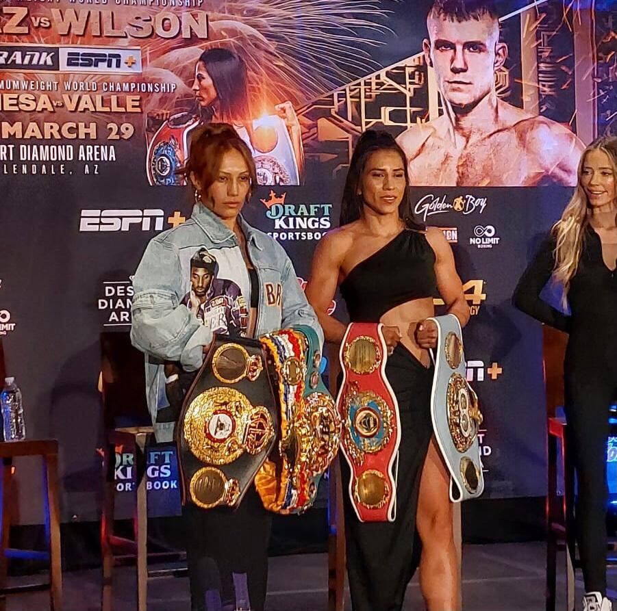 La tica Yokasta Valle (der.) junto a su rival de este viernes, Seniesa Estrada. Foto: Federico Ledezma