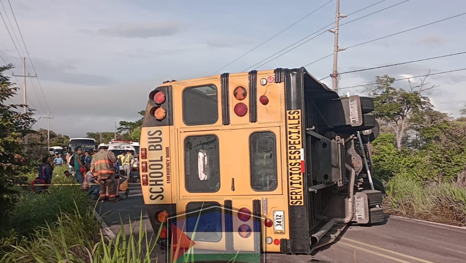 Bomberos y cruzrojistas se apersonaron al sitio donde, por razones desconocidas un bus con 31 personas se accidentó por razones que se investigan. Foto: Cortesía Noticias de la Provincia de Guanacaste.