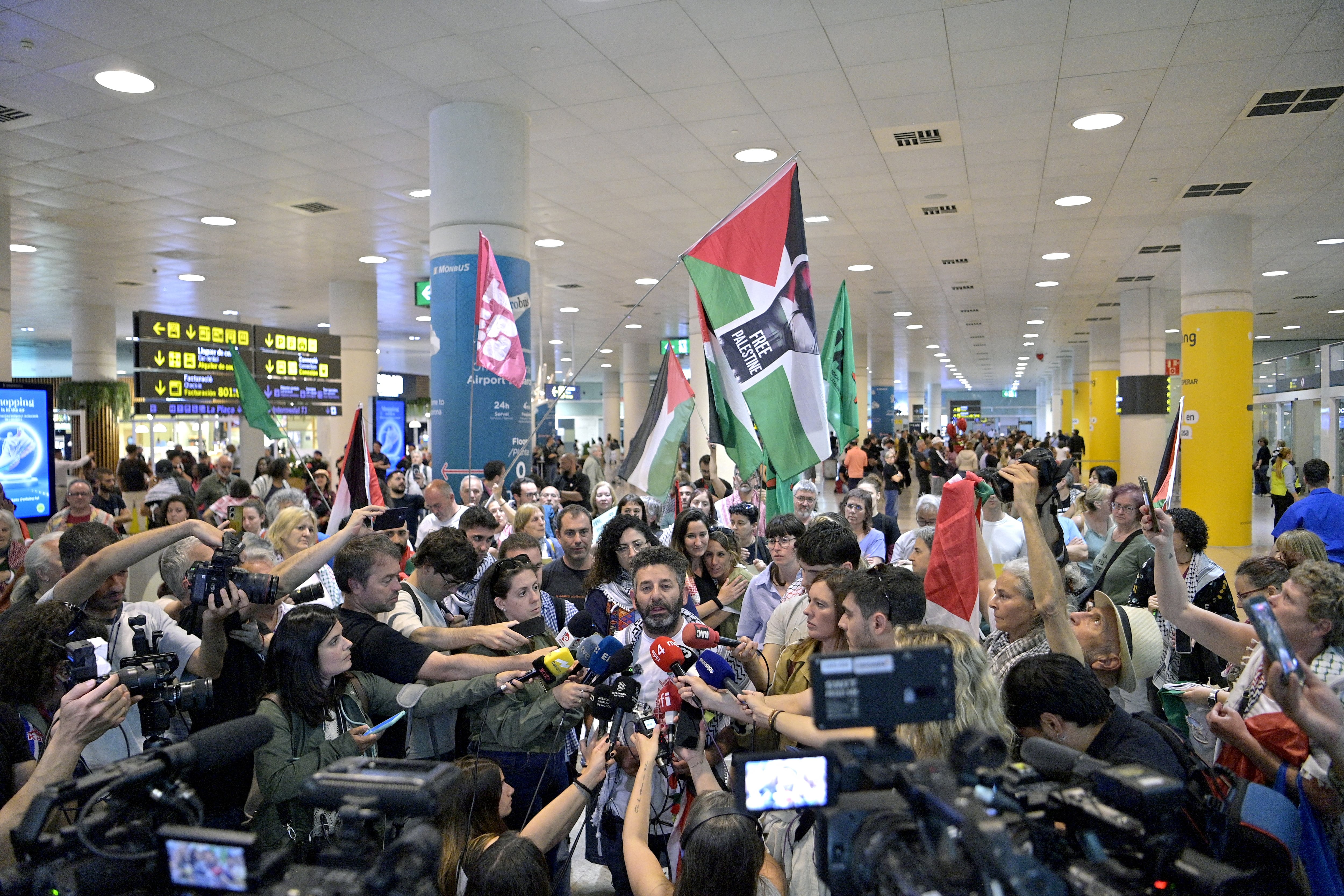 Saif Abu Keshek habla con medios de comunicación a su llegada al aeropuerto de Barcelona tras ser liberado por las autoridades israelíes, luego de su detención en una flotilla con destino a Gaza interceptada en aguas internacionales. (Foto de MANAURE QUINTERO / AFP)