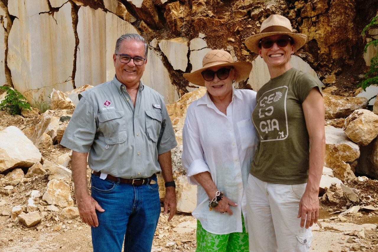 Geóloga Emma Tristán (derecha) acompañada de dos amigos