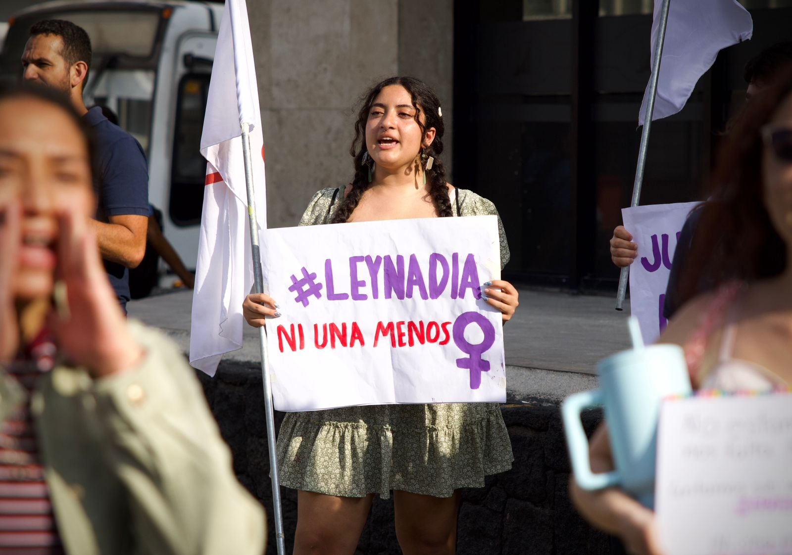 Grupos feministas se manifestaron a las afueras de los Tribunales de Heredia durante el juicio por el feminicidio de Nadia Peraza.