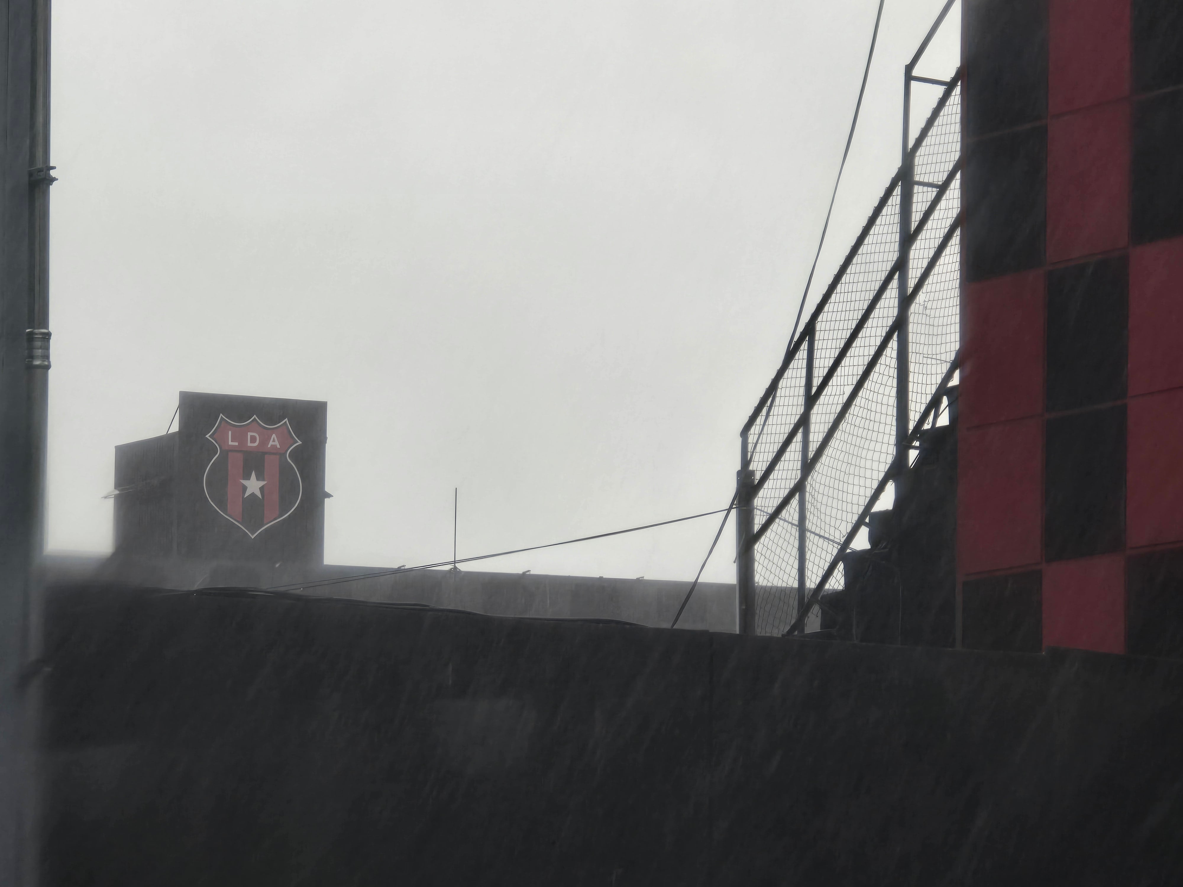 Dos horas antes del partido entre Liga Deportiva Alajuelense y Antigua llueve fuerte y también hay rayería.