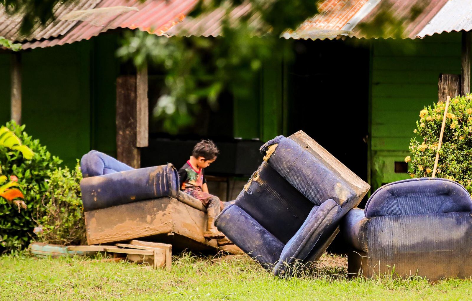 En finca 6 de Palmar Sur, Osa, las familias perdieron enseres y electrodomésticos por la influencia indirecta del huracán Julia. Foto: Alonso Tenorio.