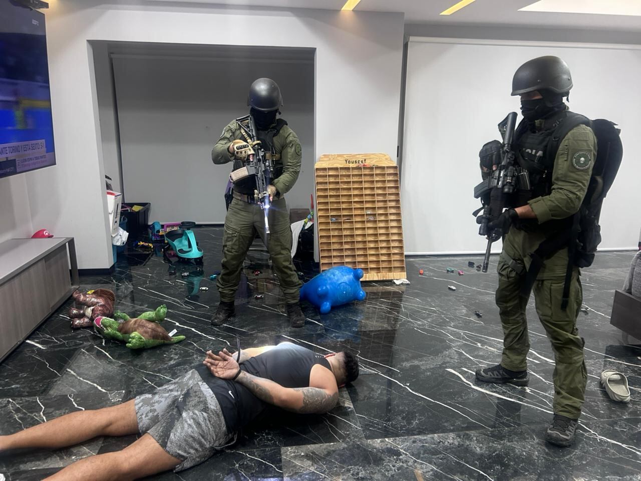 Agentes del OIJ realizaron 30 allanamientos en León XIII y otras provincias para detener contra una banda de narcotráfico y homicidios. Esta detención en San Isidro de Heredia corresponde a Andrey Hernández Aguilar, alias Neney, uno de los cabecillas de la organización, quien fue detenido por agentes de la Unidad Especial de Apoyo (UEA). Fotografía: