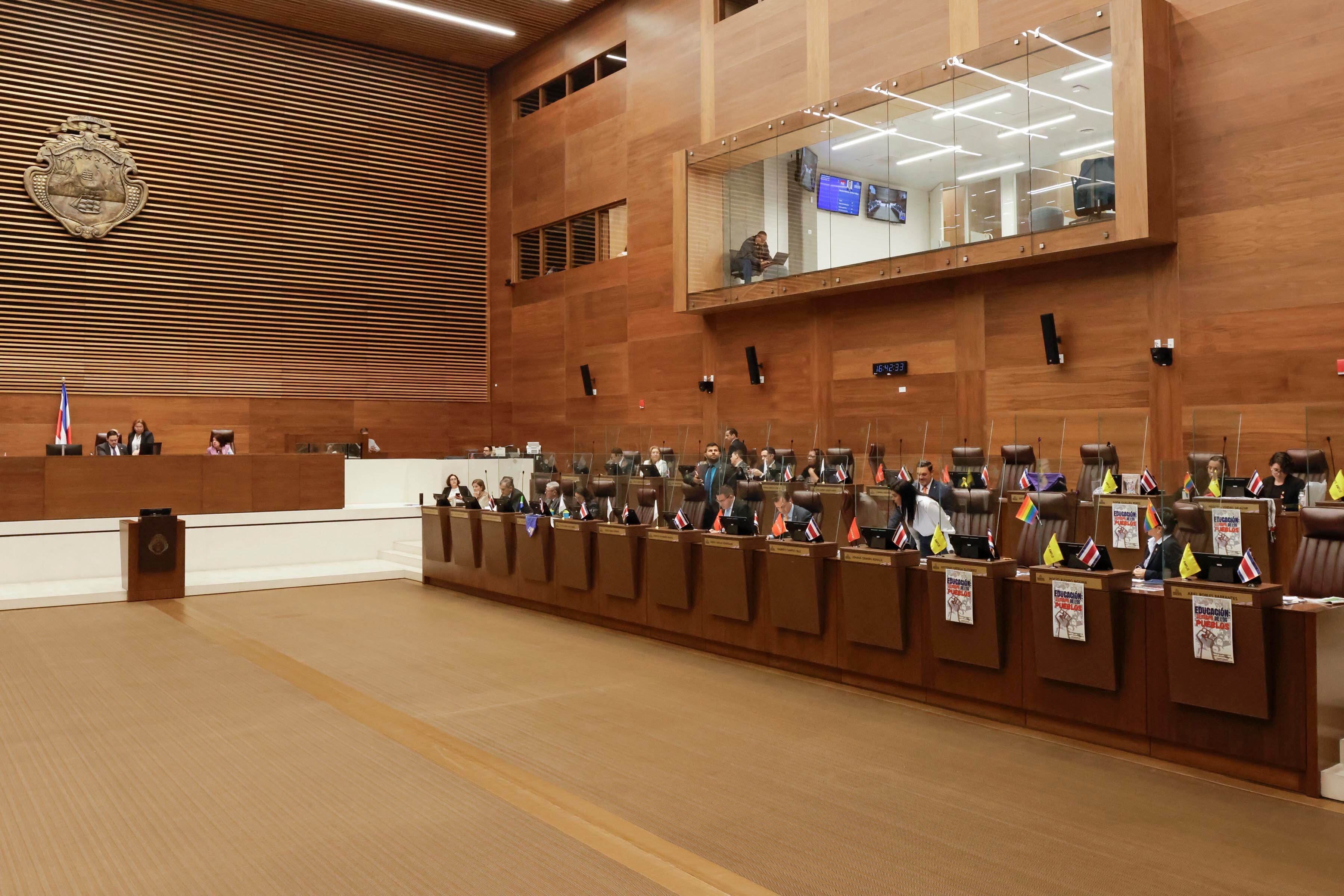 Aprobación de voto de censura contra la ministra de Educación, Anna Katharina Müller.