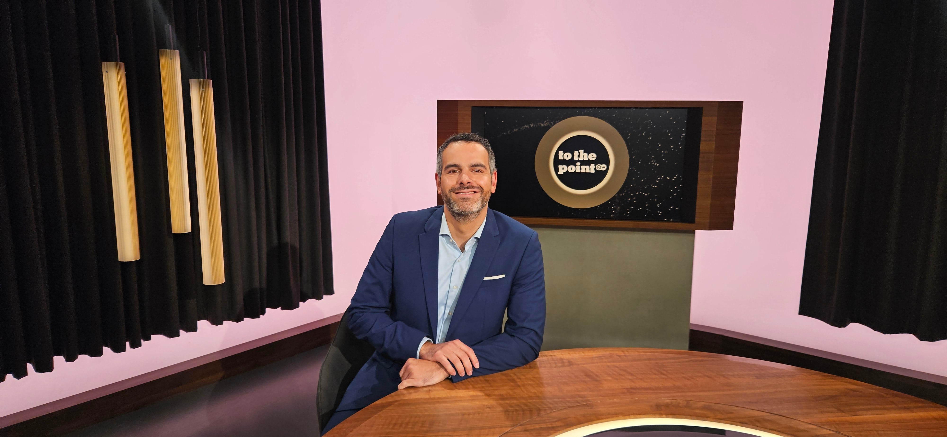 Javier Arguedas domina el alemán, el francés y el inglés; este último idioma lo utiliza en su trabajo en algunos programas de la DW.