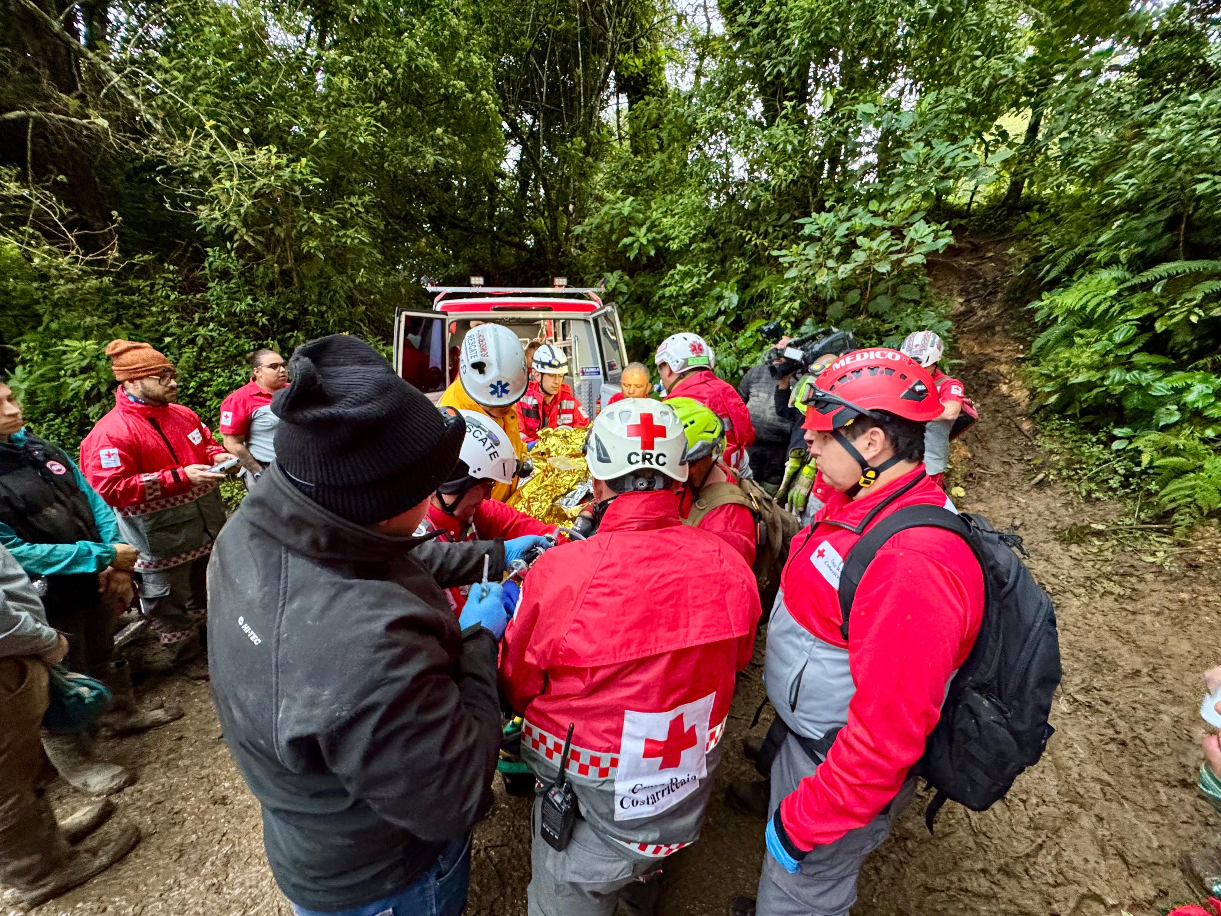 Personal Cruz Roja y Bomberos logró sacar en camilla a Paola de los Ángeles Amador Segura hasta el puesto de mando, para que fuera sometida a una primera evaluación. El rescate de la única sobreviviente del accidente de una avioneta en los cerros de Escazú resultó muy complicado debido a la lluvia y el barro.