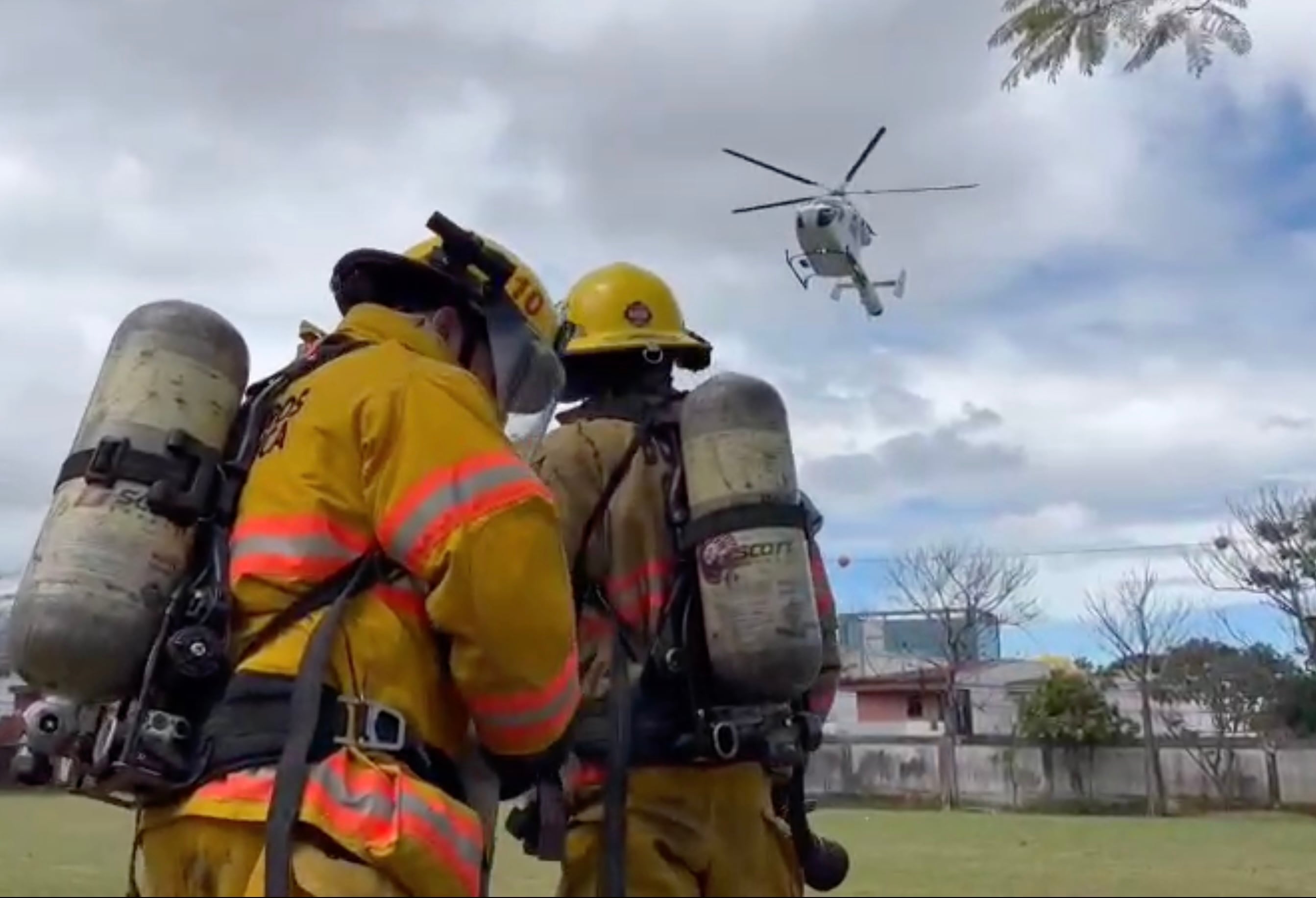 Personal del Benemérito Cuerpo de Bomberos de Costa Rica brindó apoyo al vuelo ambulancia que trasladó a un menor de dos años en condición crítica desde Playa Naranjo al Hospital Nacional de Niños.