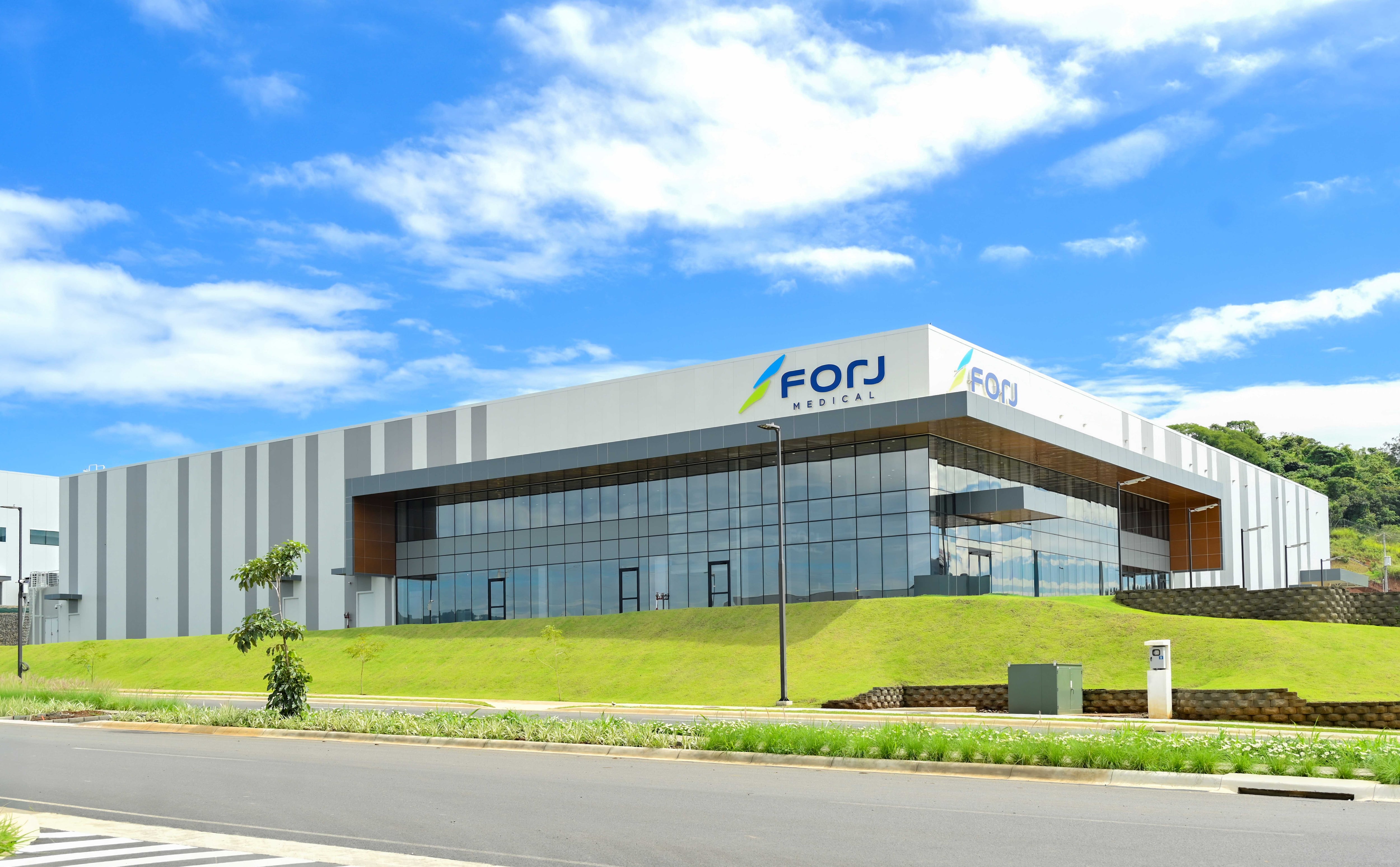 Forj Medical abrió una planta de dispositivos médicos en Alajuela tras invertir $15 millones y prevé ampliar su planilla en 2026 y 2027.