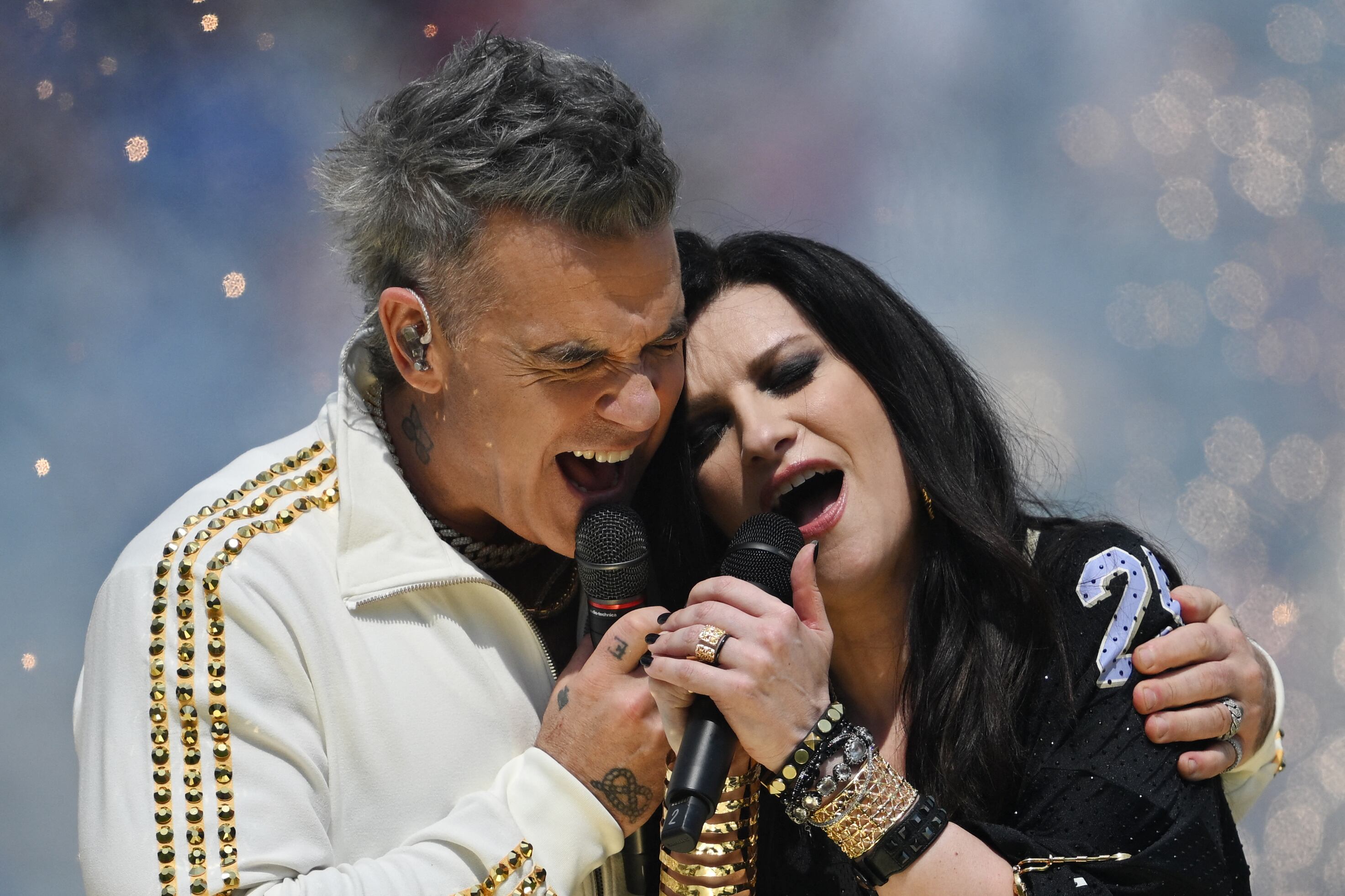 El británico Robbie Williams y la italiana Laura Pausini se presentaron en el MetLife Stadium de Nueva Jersey antes de la final del Mundial entre PSG y Chelsea.