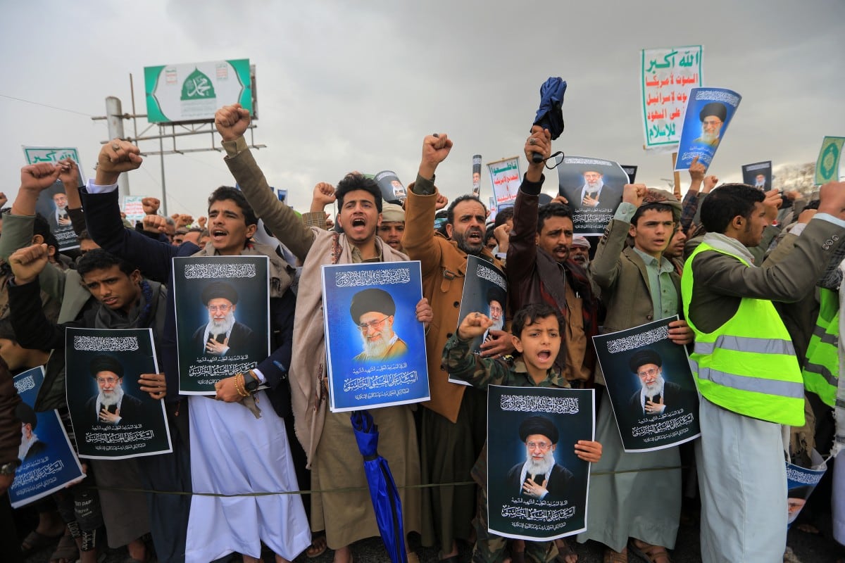 Manifestantes hutíes protestan por muerte de Alí Jamenei en Irán.