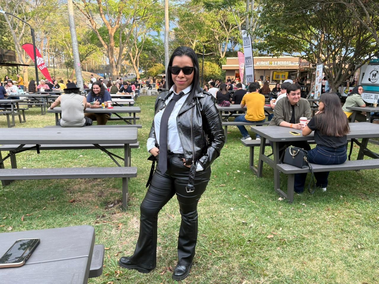 El color negro y los grandes atuendos rockeros fueron el gran ingrediente previo al concierto de 'The Killers'.