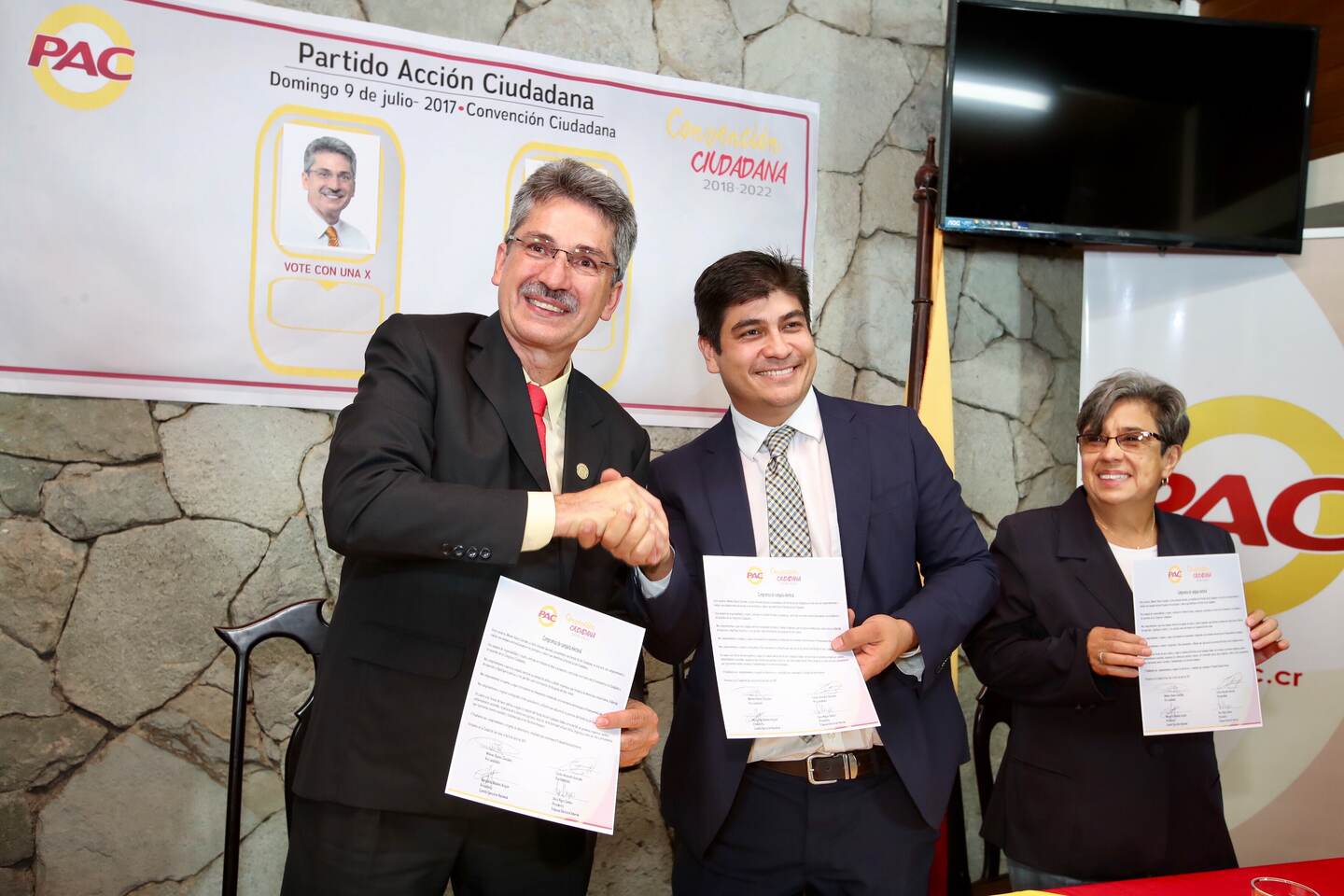 La relación entre Welmer Ramos (izq.) y Carlos Alvarado, precandidatos del PAC, se tensó este viernes, cuando la tendencia del segundo reclamó que un pastor evangélico pide votos para Ramos dentro de una congregación. Los acompaña en la gráfica Margarita Bolaños, presidenta del Comité Ejecutivo del PAC.