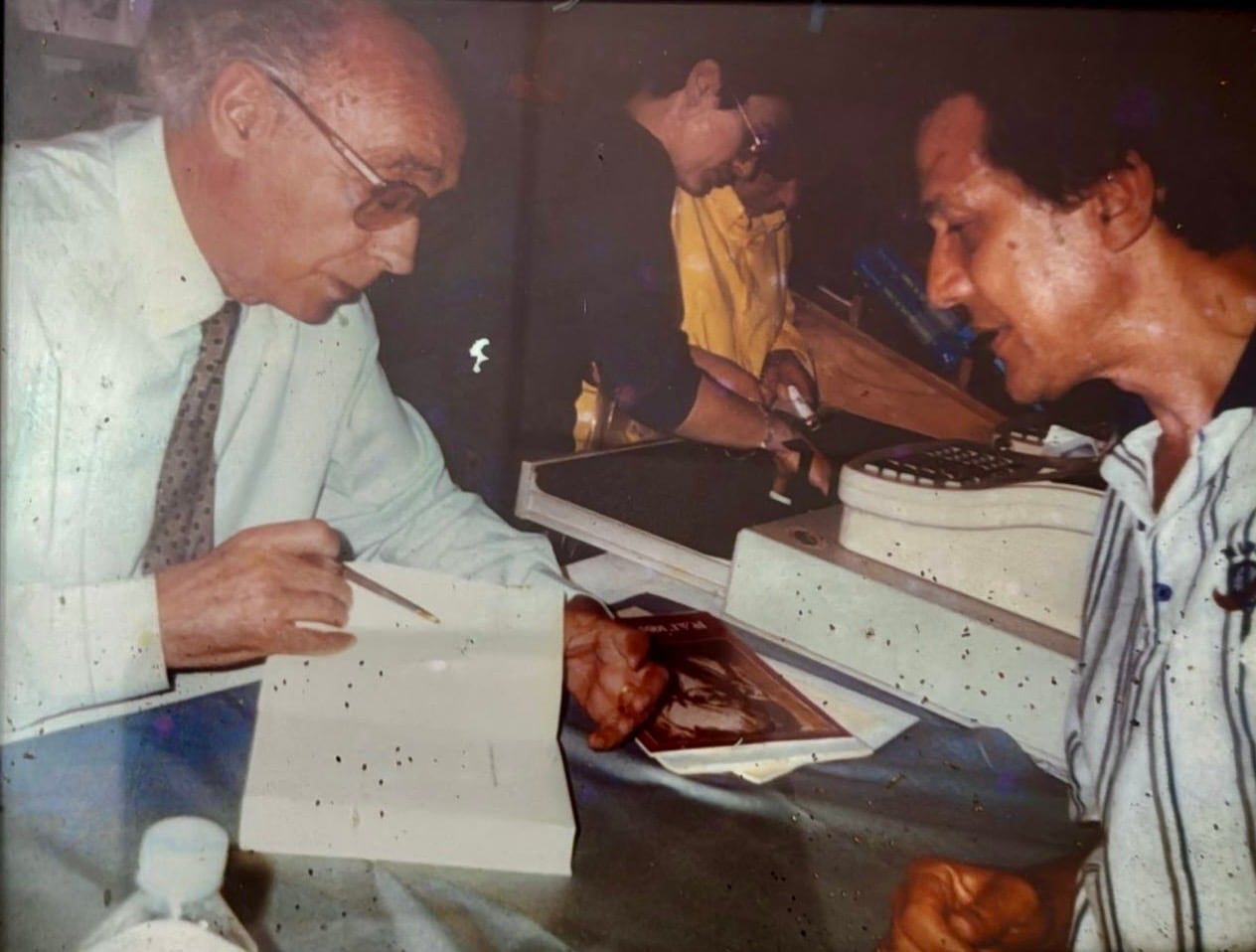 El abogado Eduardo Rojas Arroyo con el escritor José Saramago, quien le firma un ejemplar de El Evangelio según Jesucristo, en la Feria del Retiro, Madrid, 1999.