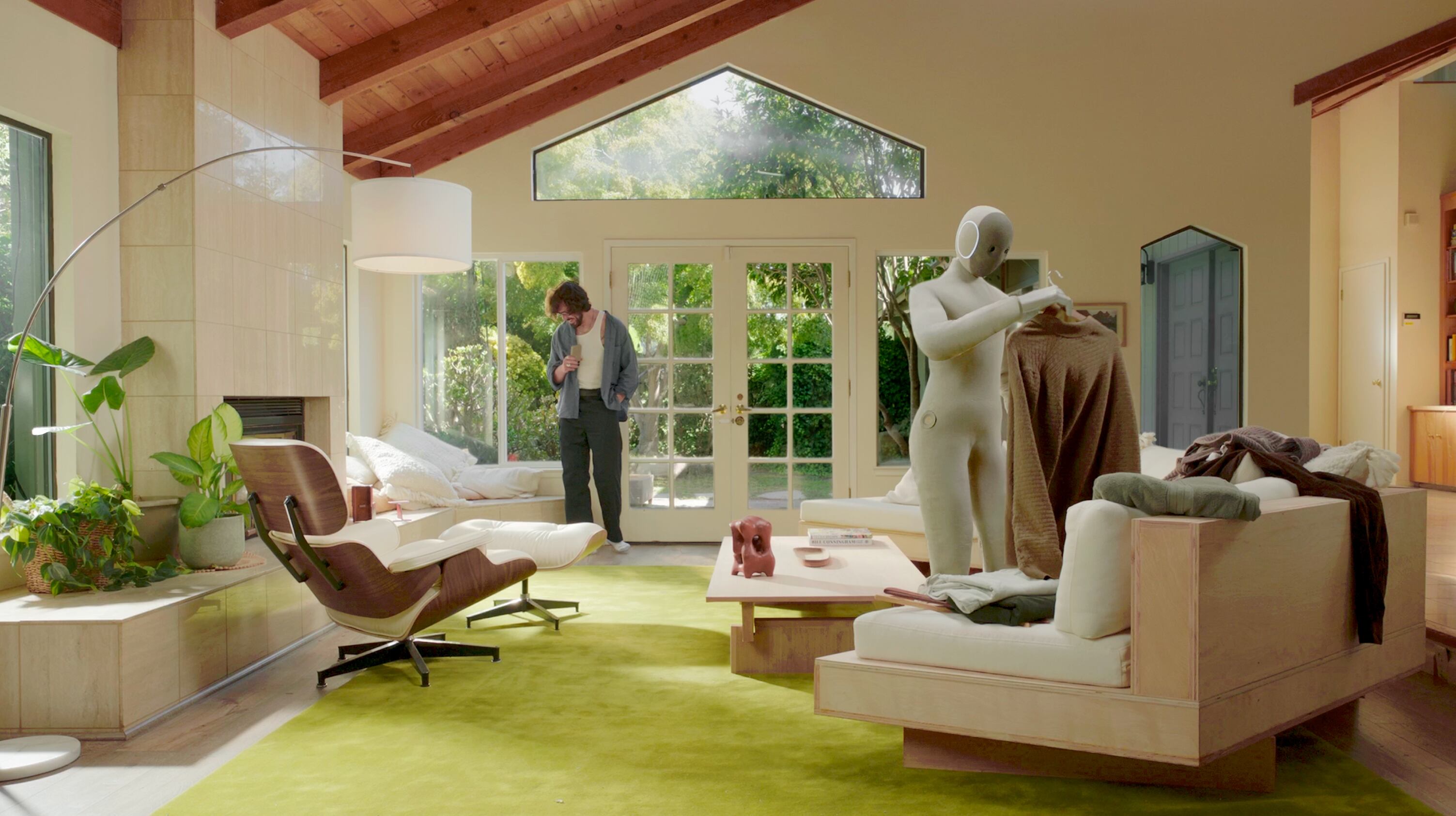 Neo, el robot doméstico, aspira a trabajar solo, pero por ahora actúa como marioneta controlada desde otro lugar.