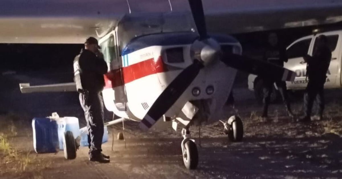 Esta fue la avioneta interceptada la noche de este viernes por las autoridades en el aeropuerto El Sota, ubicado en San José de Upala. Al parecer, en su interior reportaron una carga de aparente marihuana y cargadores de armas. (Foto: suministrada por Edgar Chinchilla, corresponsal GN)