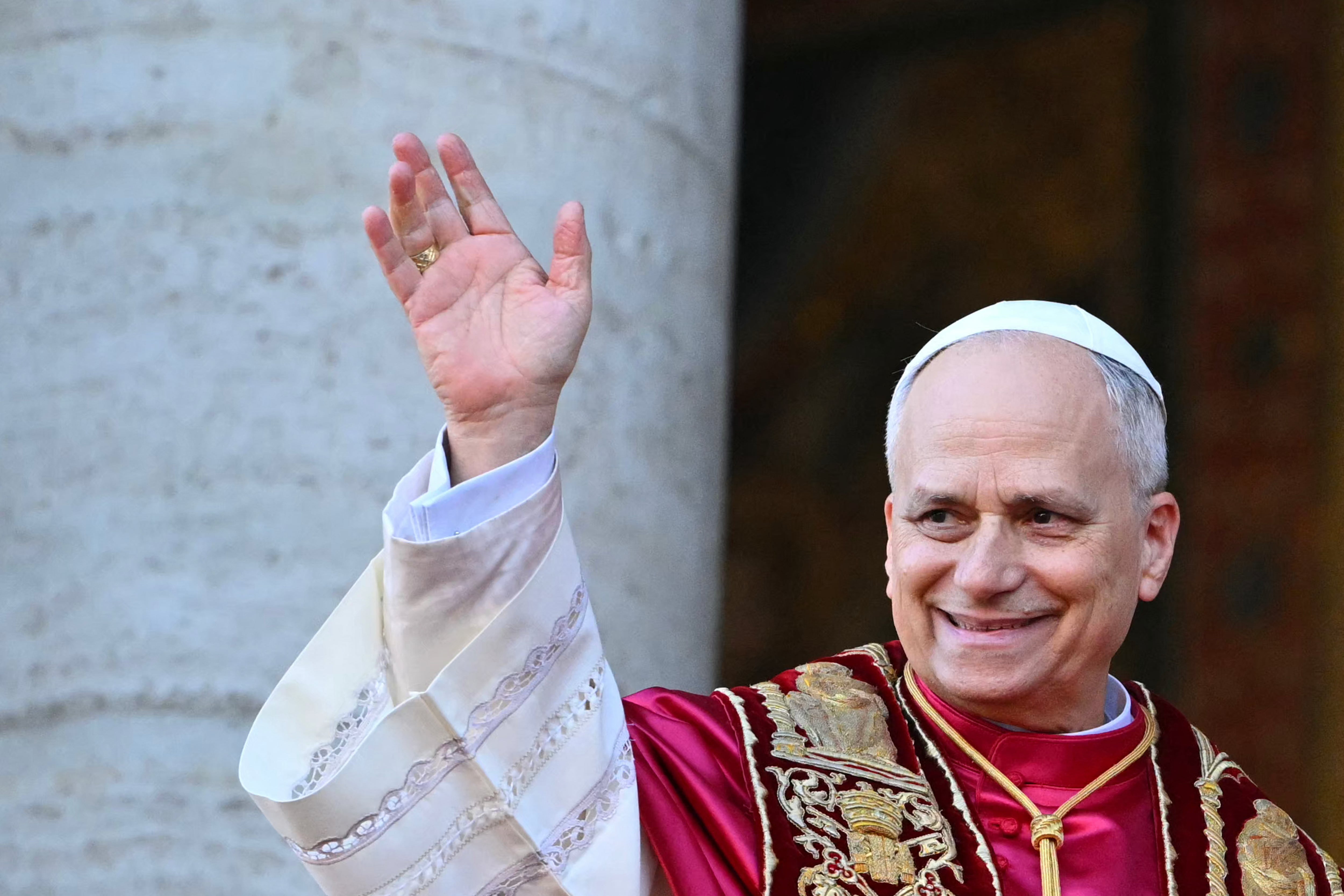 El papa León XIV saluda a la multitud desde el balcón principal de la basílica de Santa María la Mayor, después de un servicio de oración, en Roma, el 25 de mayo de 2025. (Foto de Andreas SOLARO / AFP)