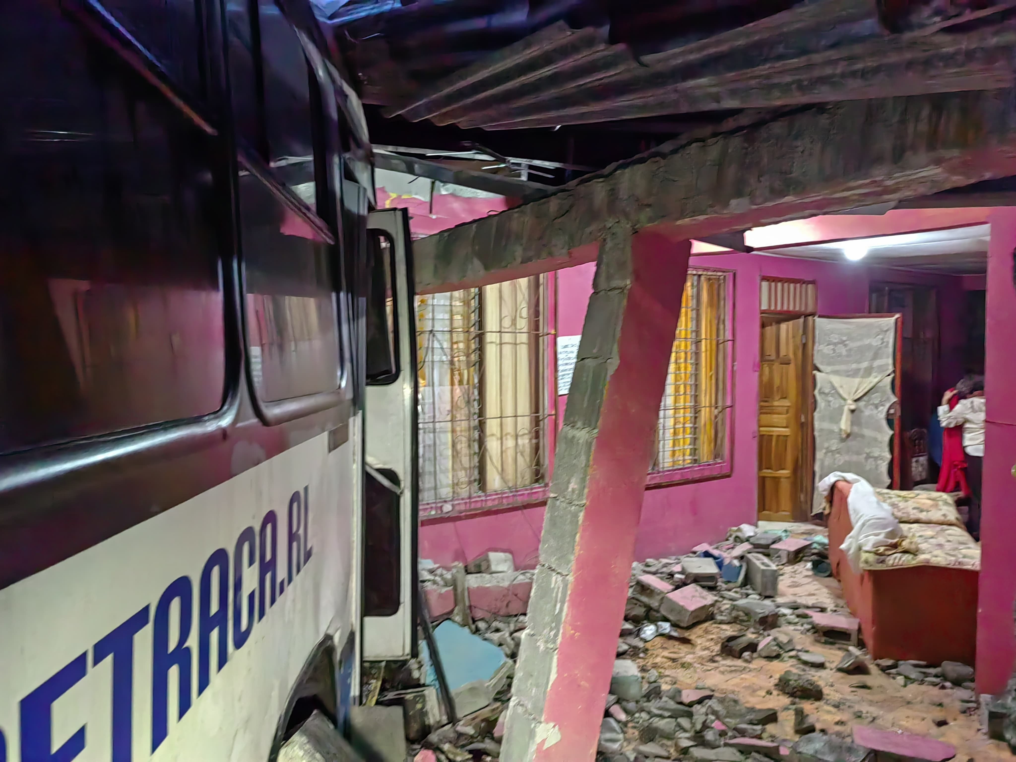 Imágenes captadas por 'La Nación' muestran los daños provocados en la vivienda por el bus.