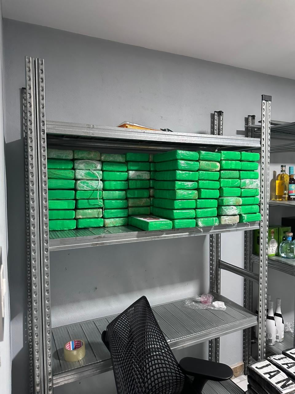 El OIJ y la Fiscalía decomisaron casi media tonelada de cocaína en unas oficinas en Barrio Cuba.