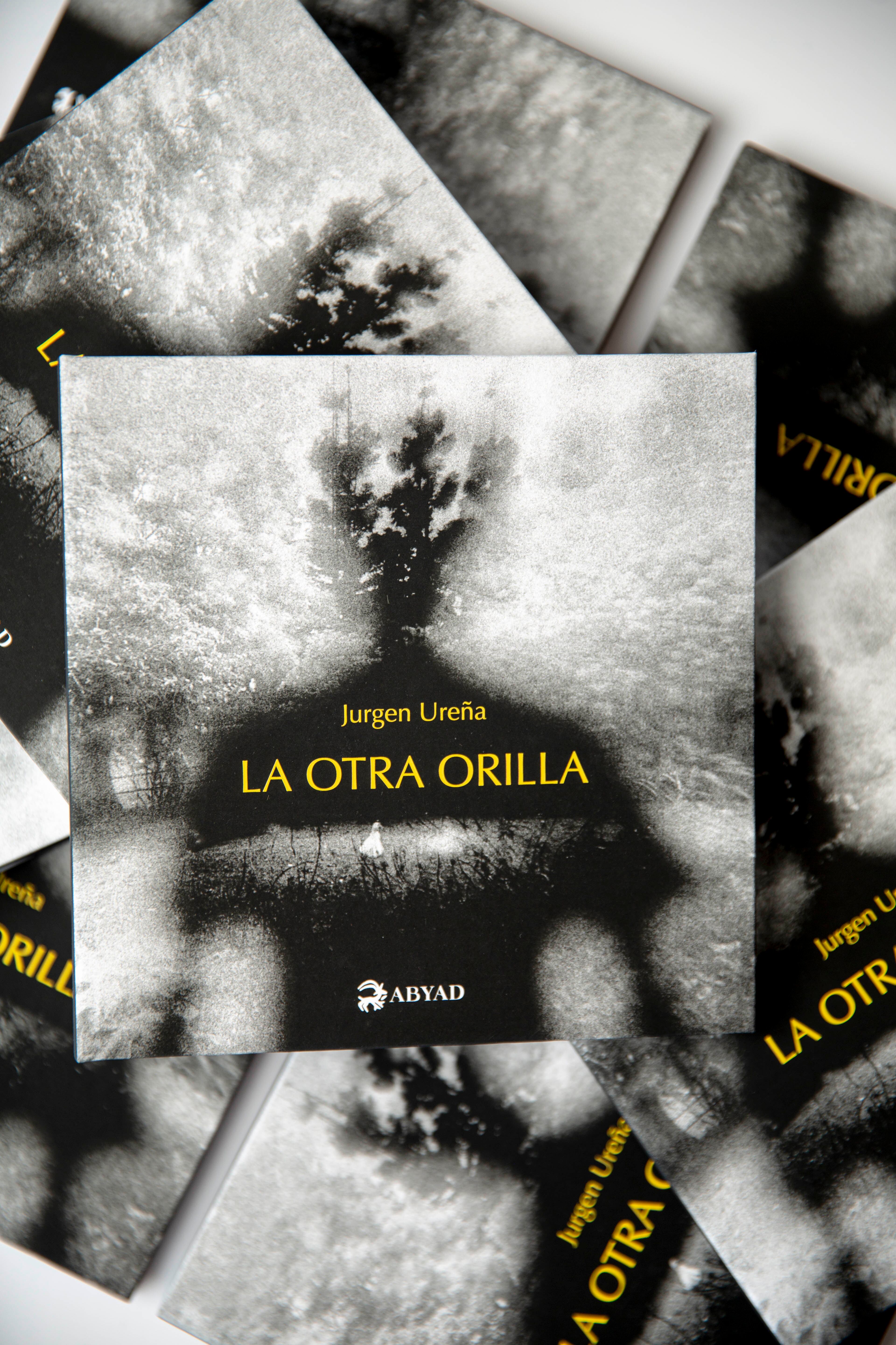 El cineasta Jurgen Ureña publicó el libro de fotografía titulado 'La otra orilla' (2024).