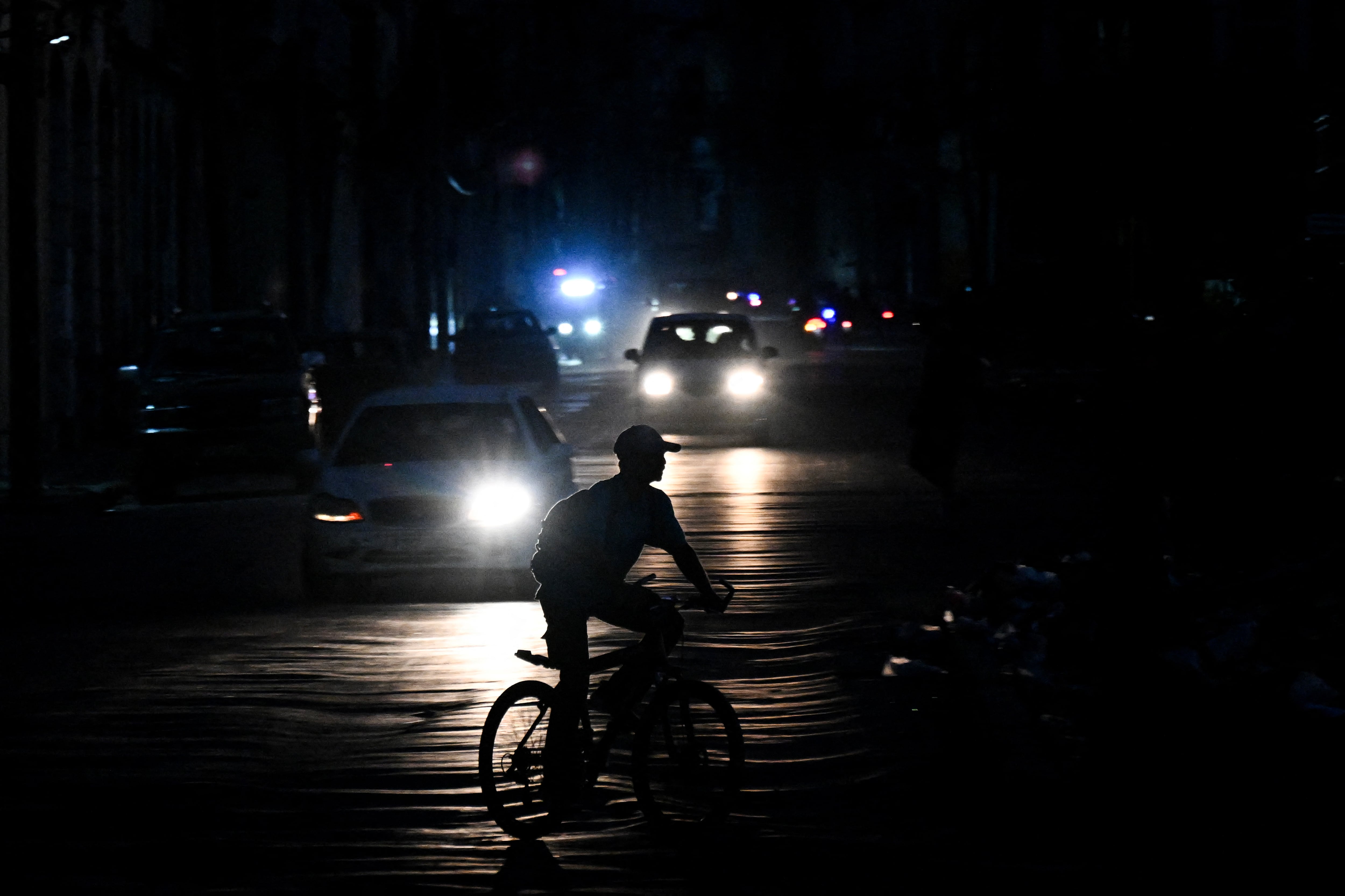 Un hombre en bicicleta por una calle durante un apagón en La Habana ocurrido este 1 de agosto.