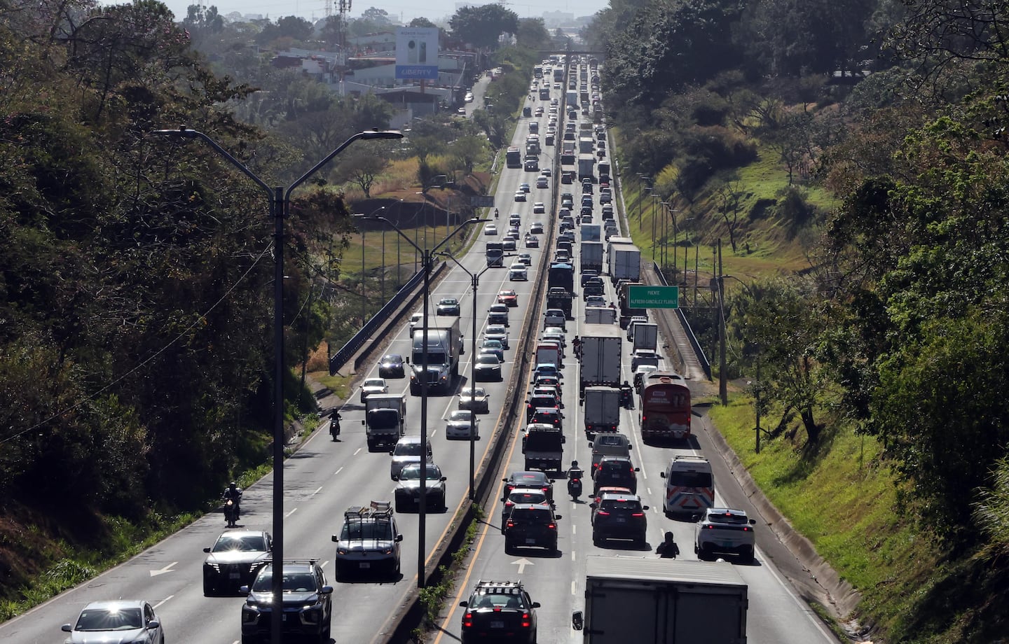 Flota vehicular crece sin parar y presas alcanzan rutas fuera de la GAM