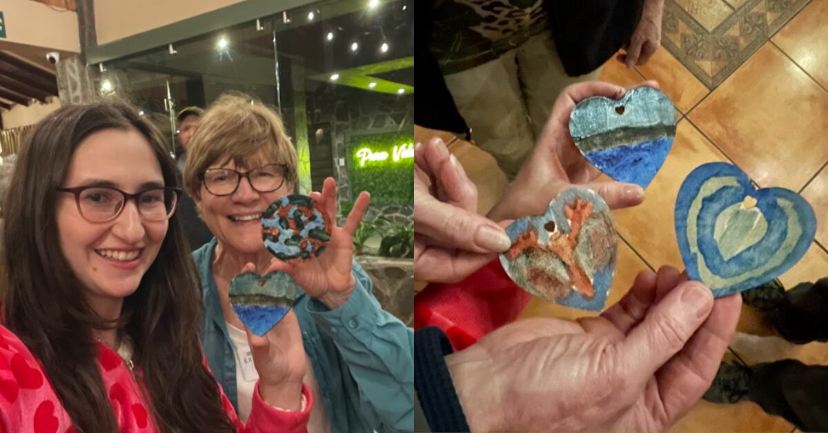 El objetivo final de la investigadora Gil-Acevedo es extraer el polímero de las algas para crear productos sostenibles, como el bioplástico, una respuesta a los problemas ecológicos. También realiza tinta.