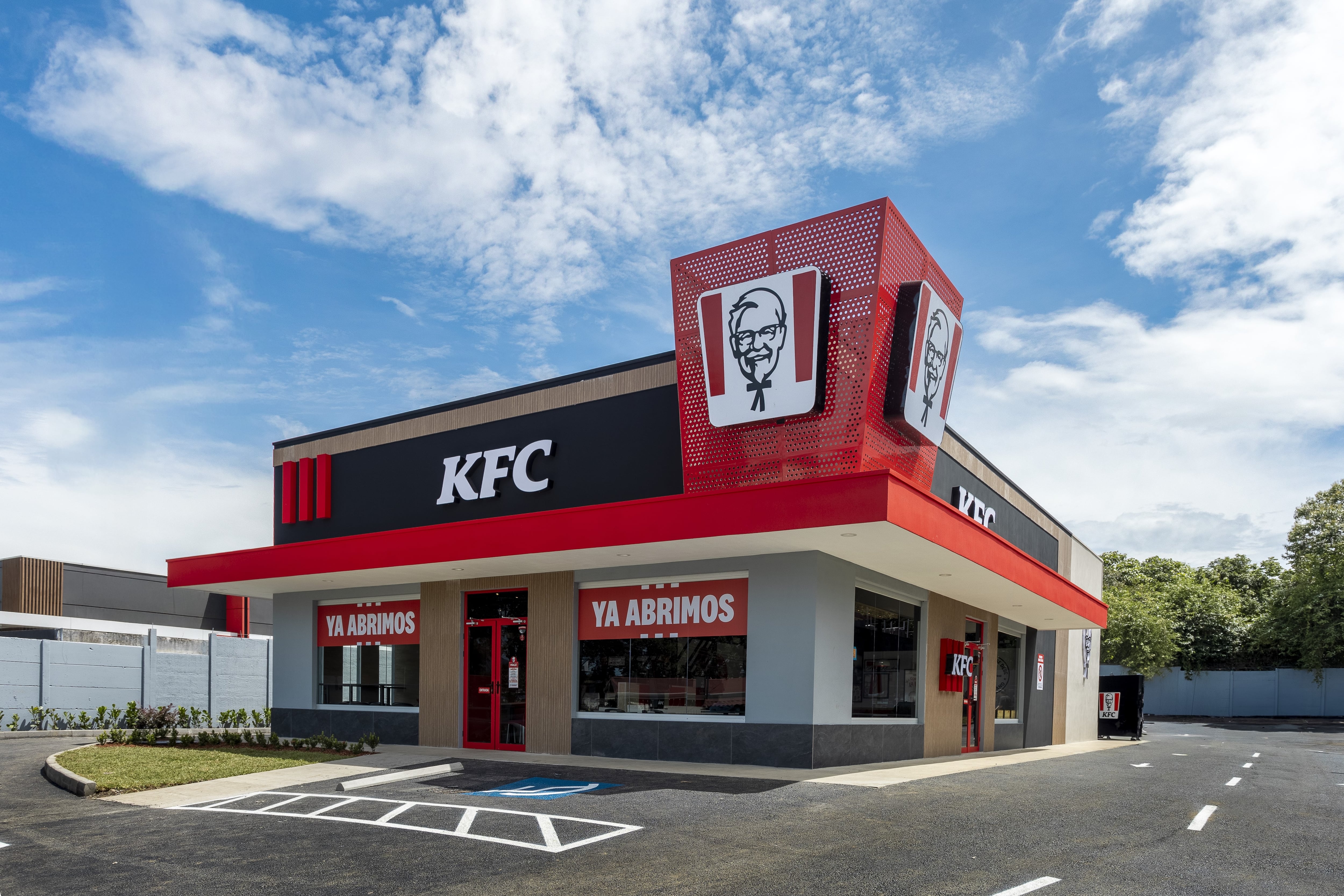 KFC Costa Rica amplió su presencia en el país con la apertura de dos nuevos restaurantes en Concepción de La Unión, Cartago, y El Coyol, Alajuela, como parte de su plan de expansión 2025. Cada local incorpora autoservicio, servicio exprés y tecnología para mejorar la experiencia de los clientes.